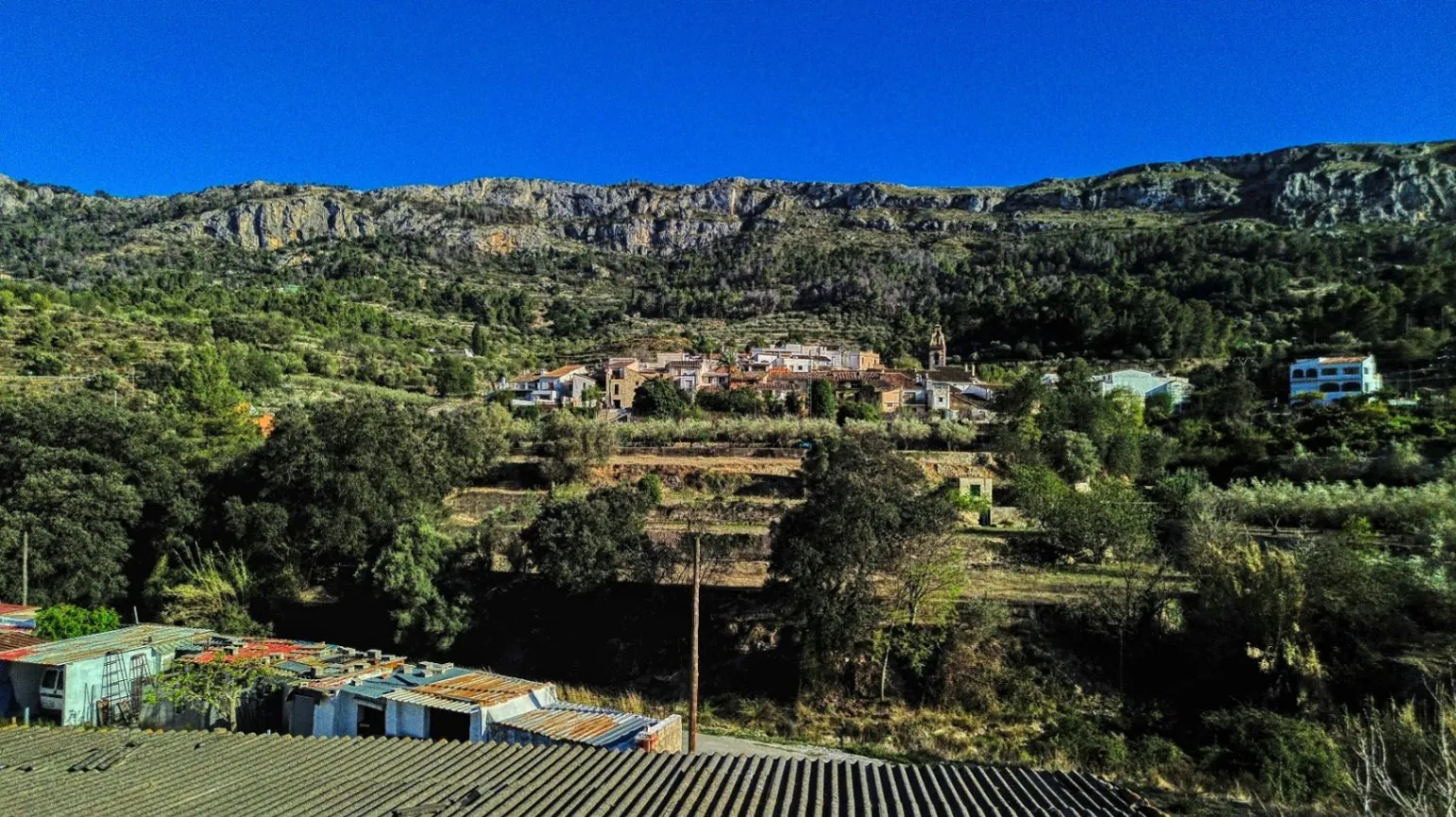 Nave comercial con posibilidad de vivienda en venta en Beniali, Vall de Gallinera.
