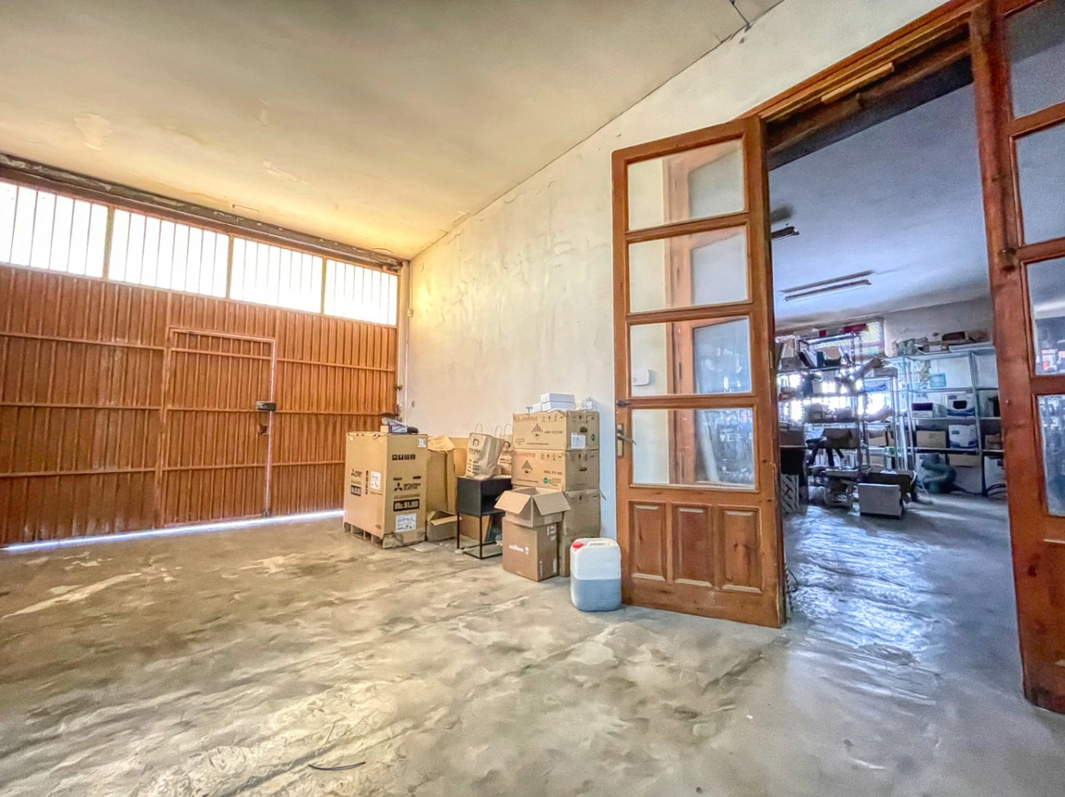 Commercial premises for sale of 1244 m² with urban land.