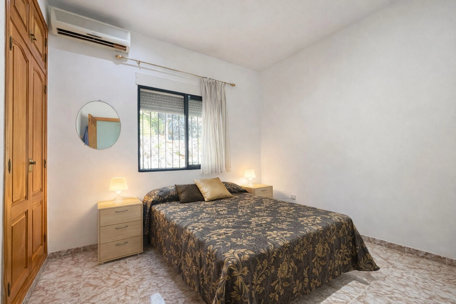 Chalet en venta de 5 dormitorios en Pego, Alicante.