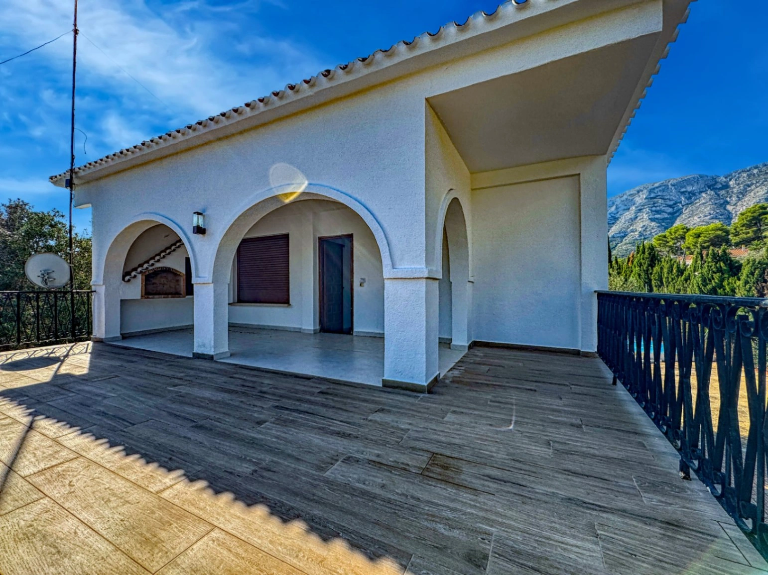 Chalet con pista de tenis y jardín en Les Rotes (Denia)