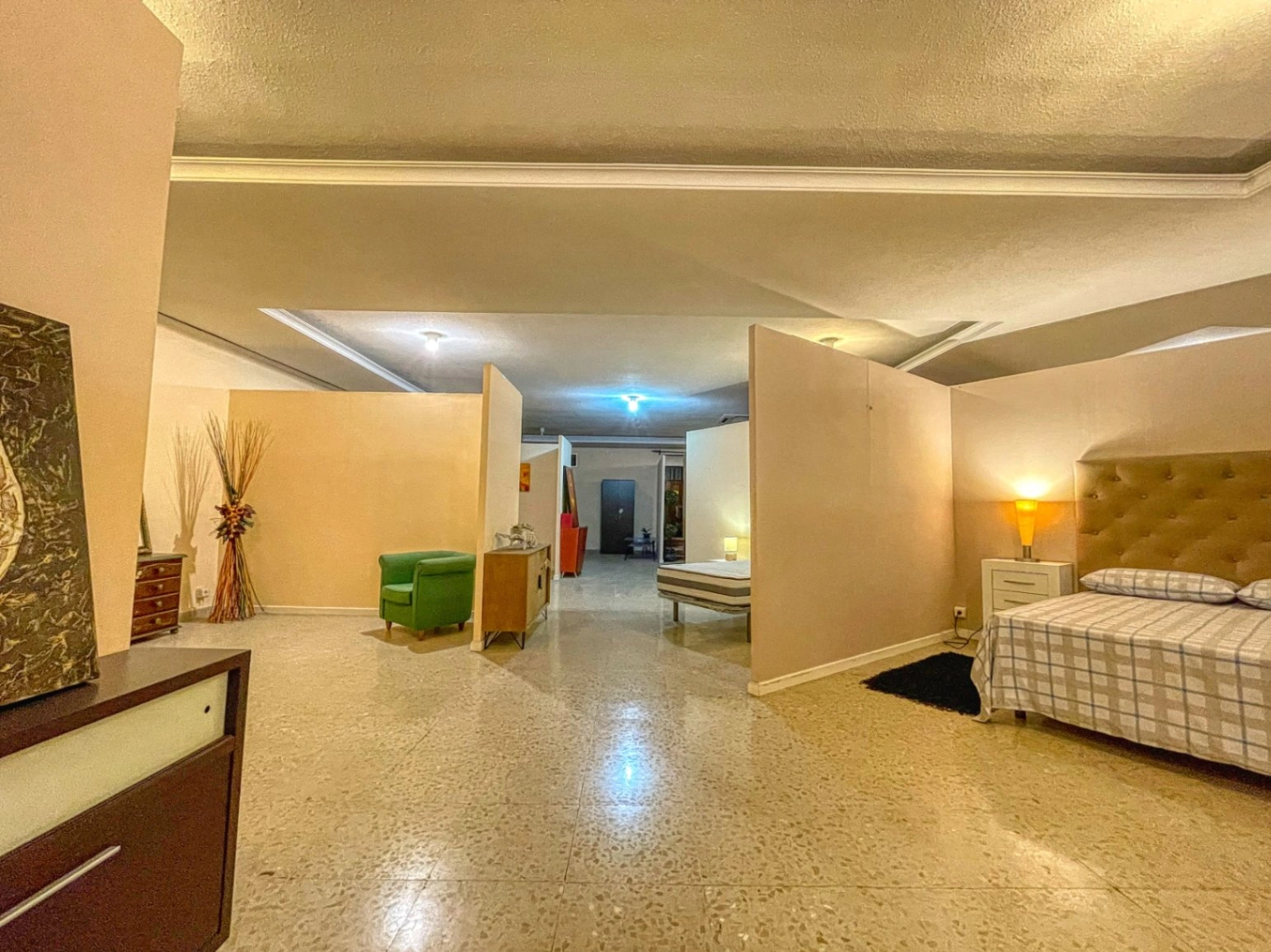 Commercial premises for sale of 1244 m² with urban land.