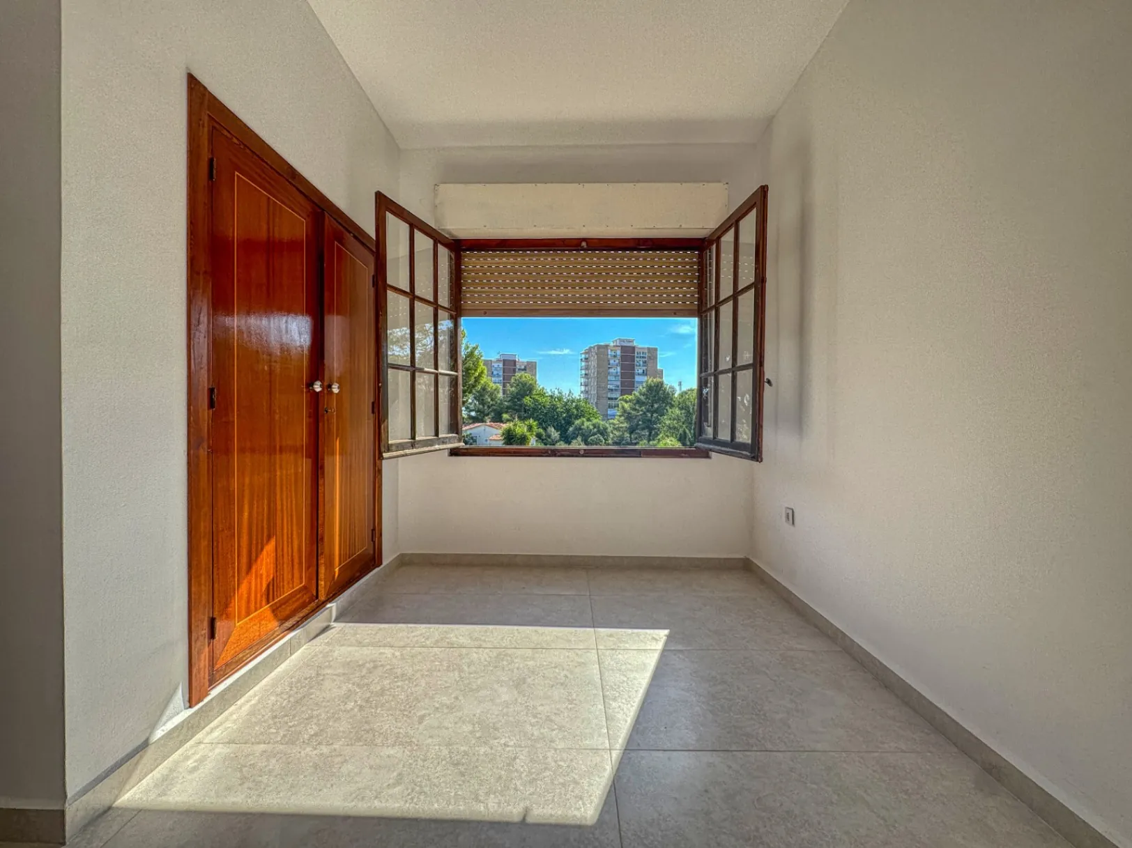 Chalet con pista de tenis y jardín en Les Rotes (Denia)
