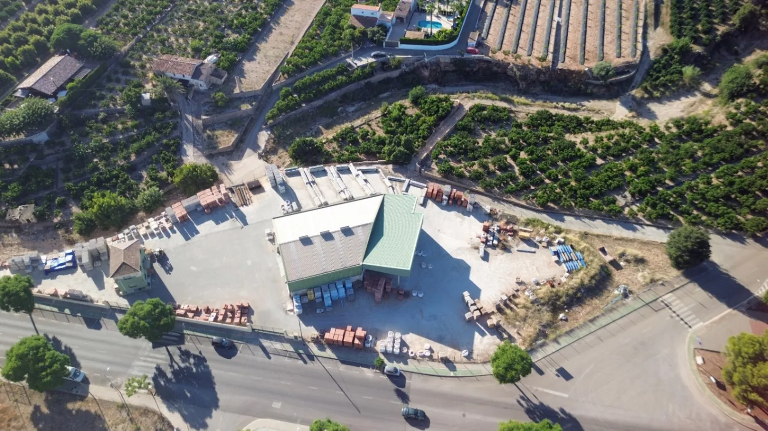 En venta nave comercial de 610 m2 y 836 m2 de terreno urbano en Pego (Marina Alta)