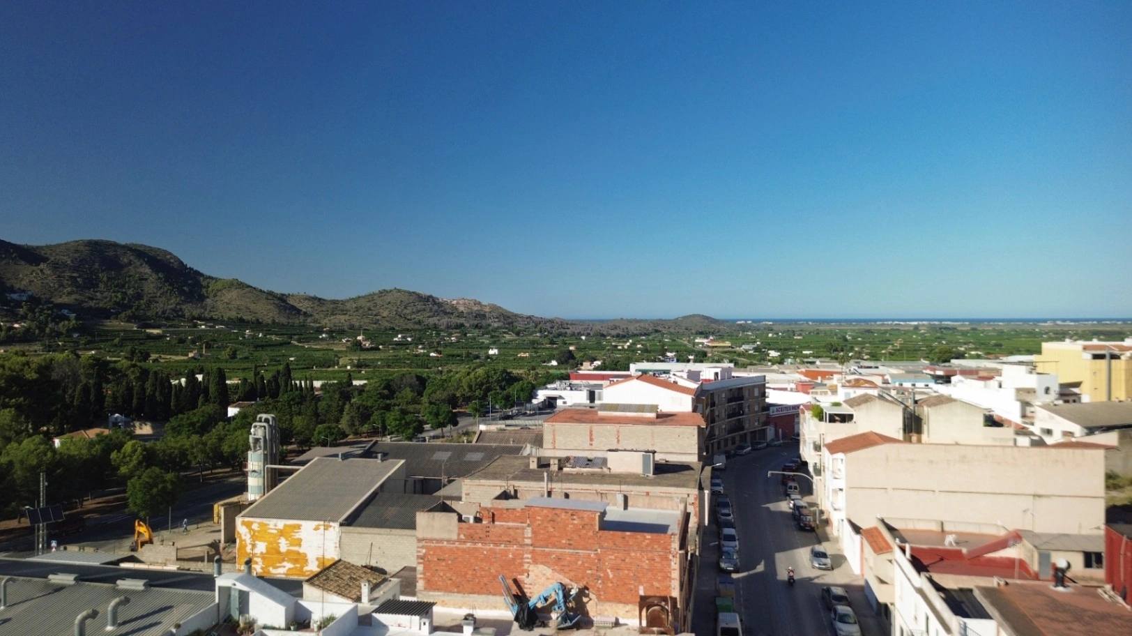 En venta nave comercial de 610 m2 y 836 m2 de terreno urbano en Pego (Marina Alta)