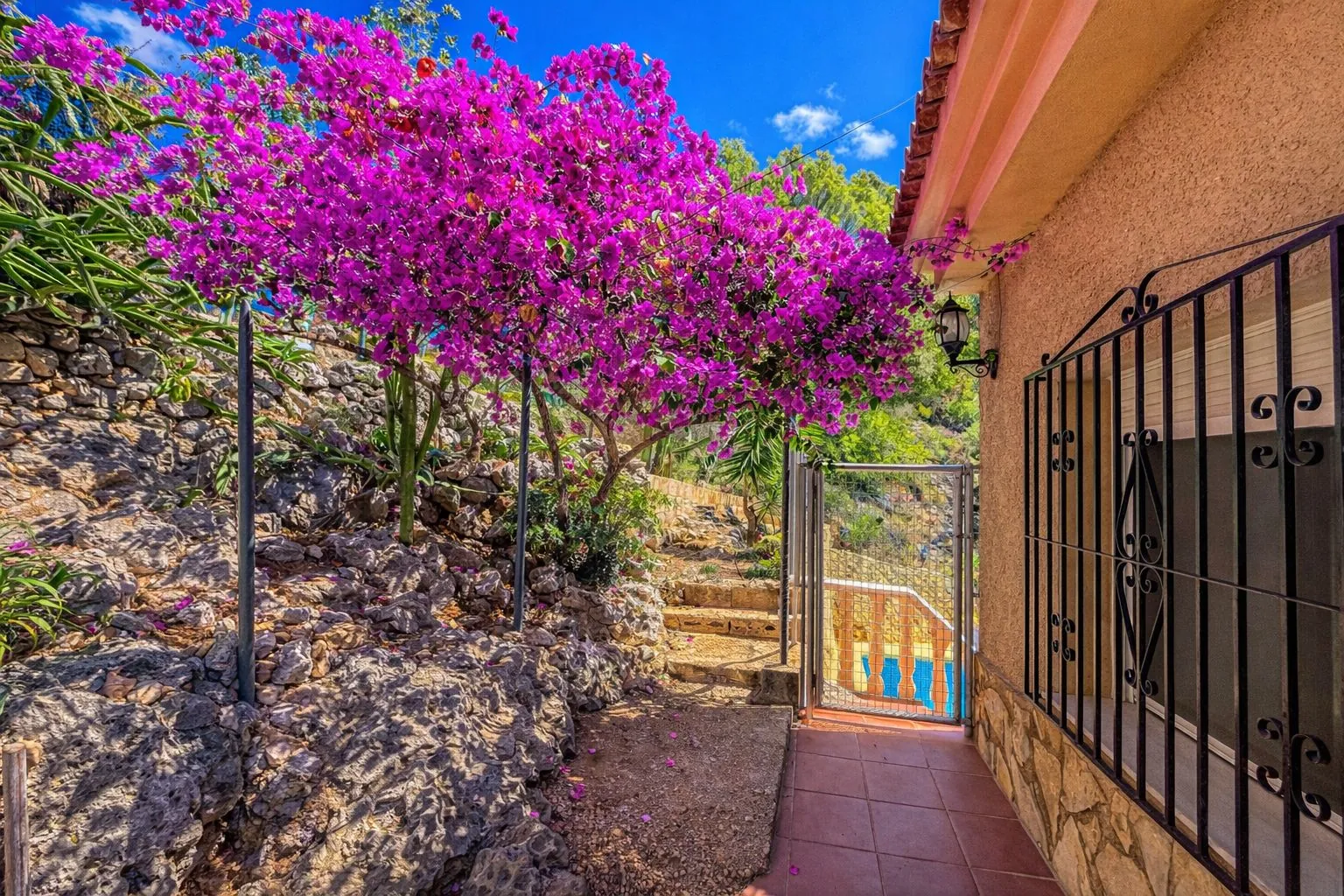 Chalet en venta de 5 dormitorios en Pego, Alicante.