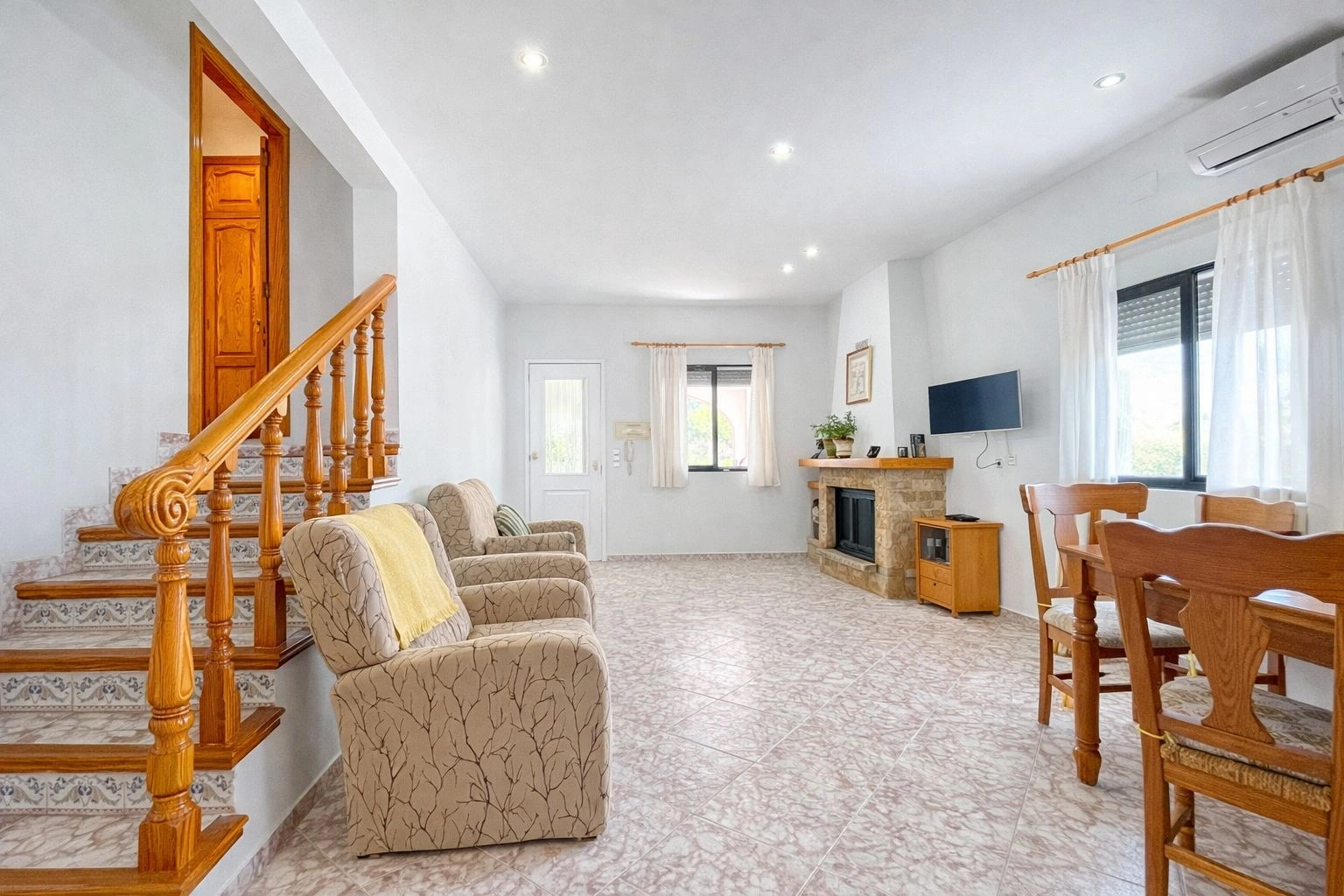 Chalet en venta de 5 dormitorios en Pego, Alicante.