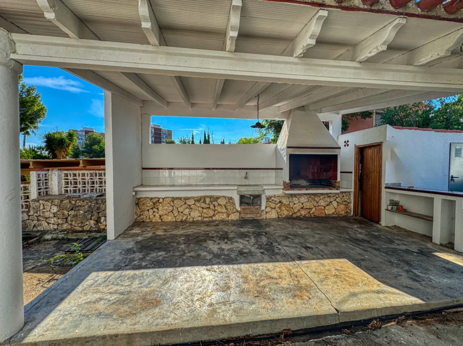 Chalet con pista de tenis y jardín en Les Rotes (Denia)