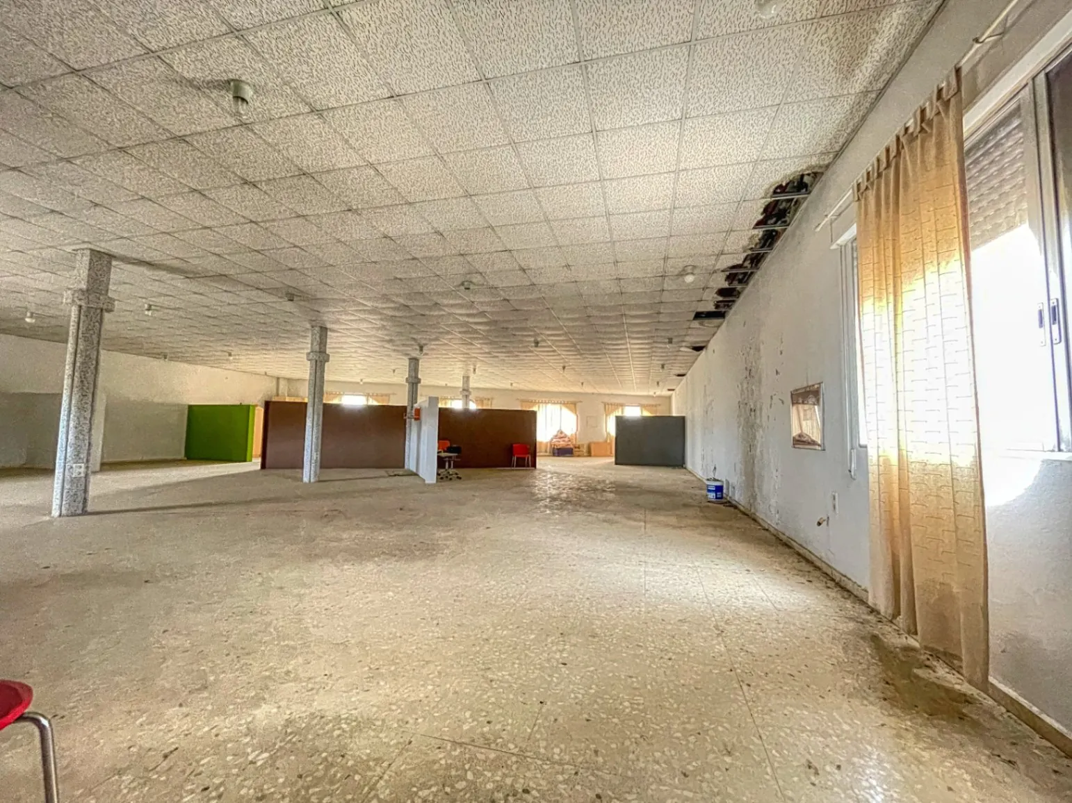 Commercial premises for sale of 1244 m² with urban land.