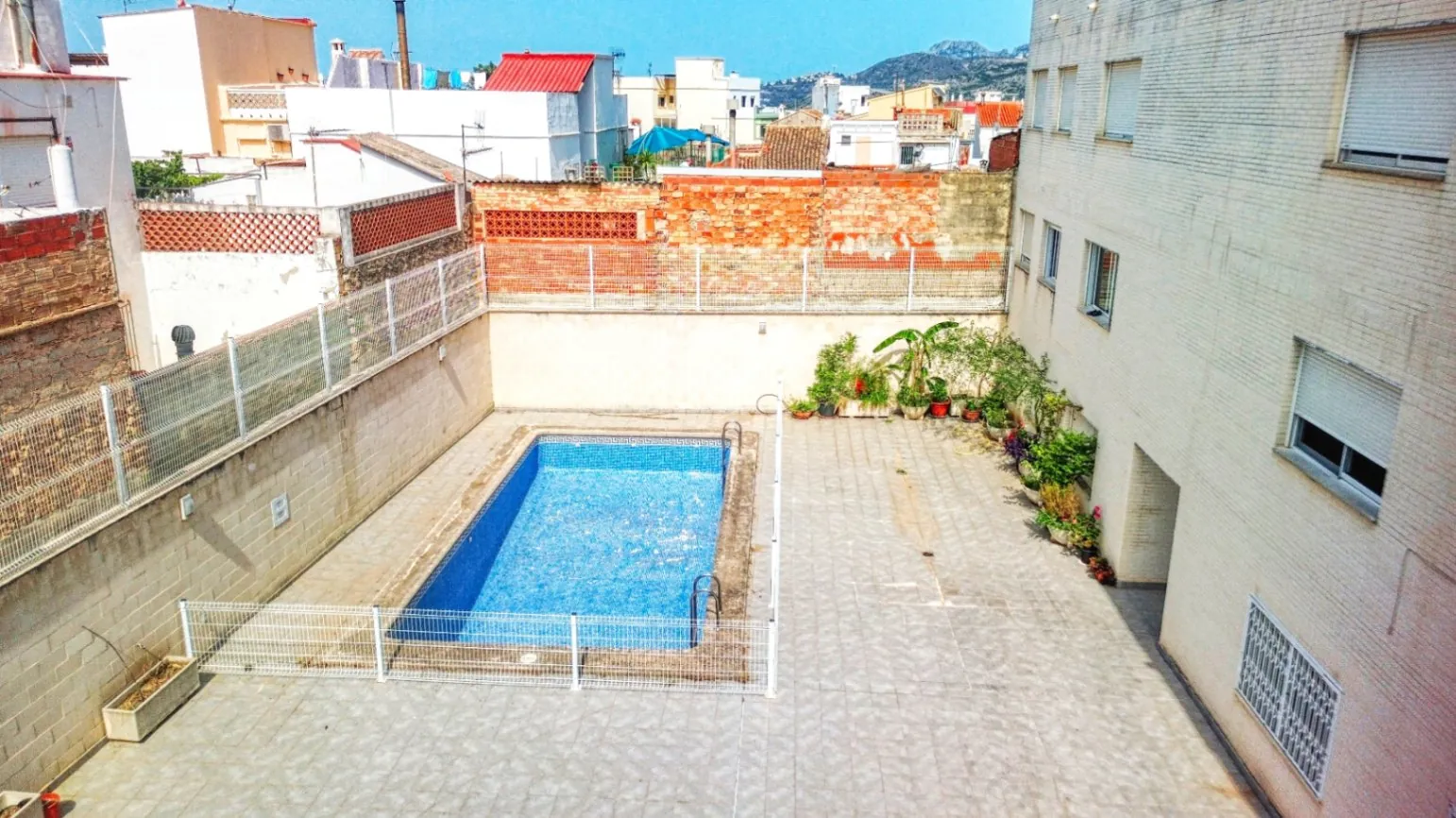 Vivir solo, cómodo y en en el centro de Pego es posible con este piso