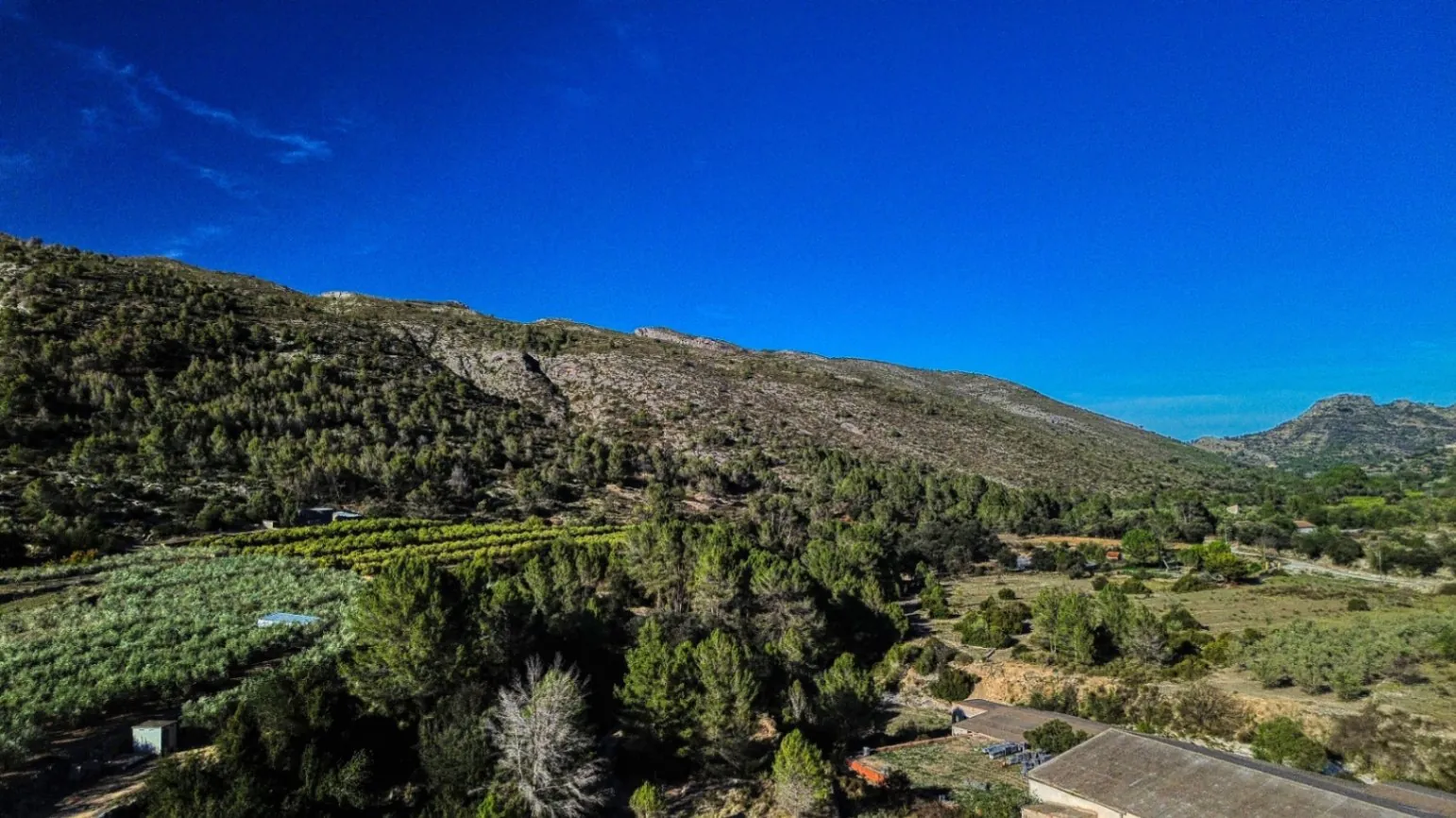 Nave comercial con posibilidad de vivienda en venta en Beniali, Vall de Gallinera.