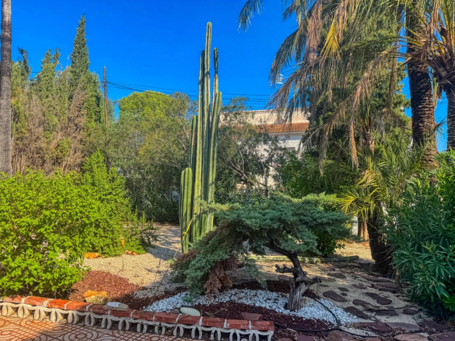 Chalet con pista de tenis y jardín en Les Rotes (Denia)