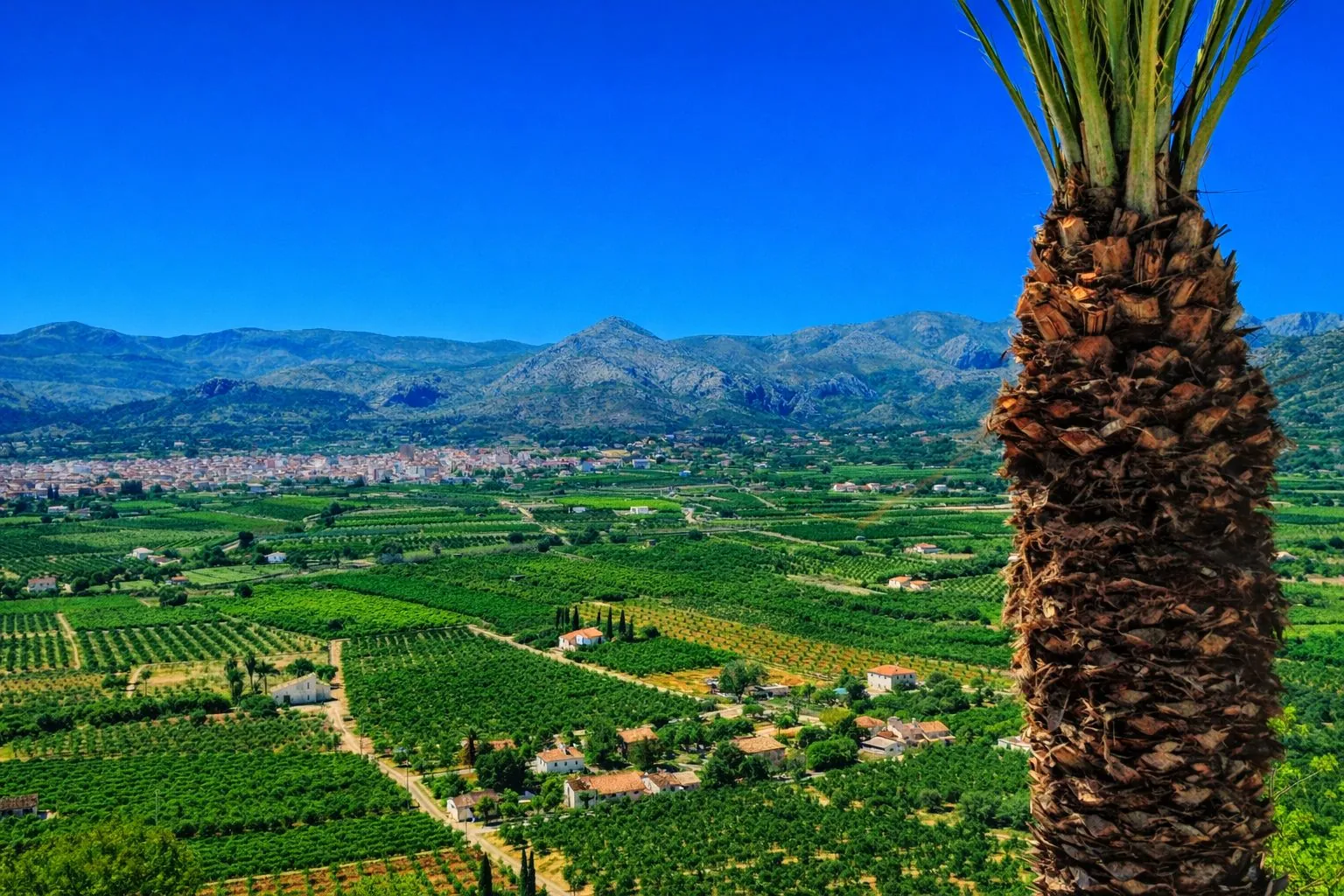 Chalet en venta de 5 dormitorios en Pego, Alicante.