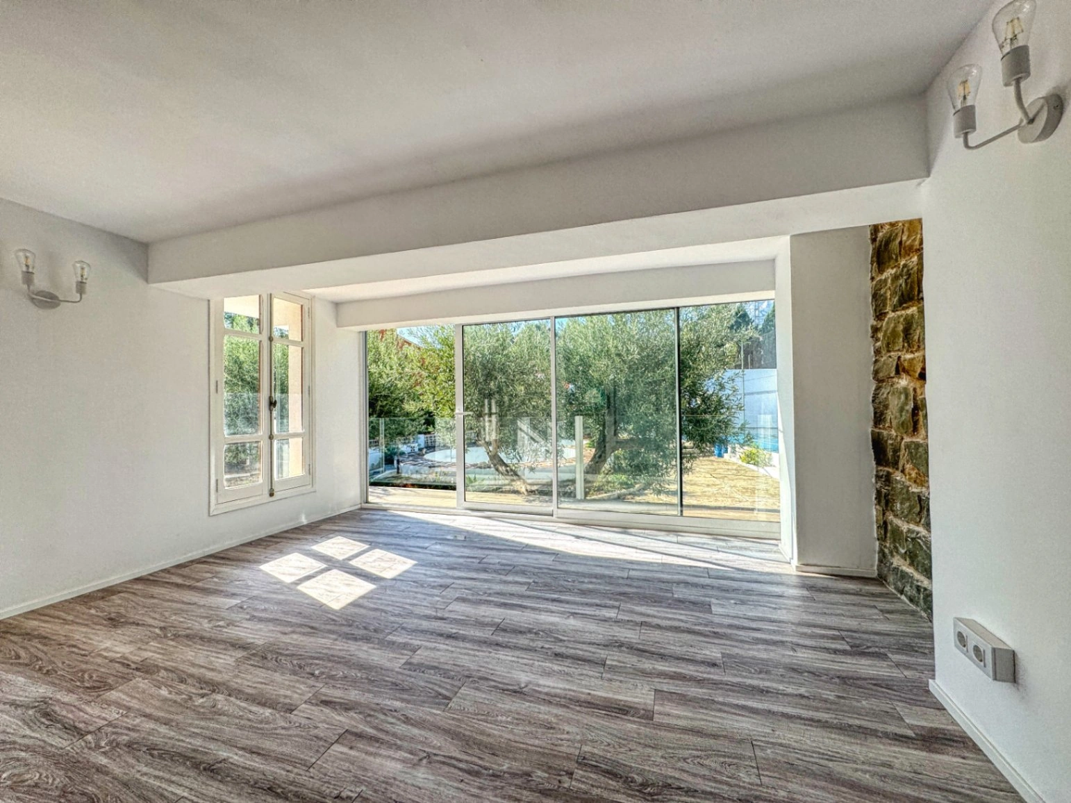 Chalet con pista de tenis y jardín en Les Rotes (Denia)