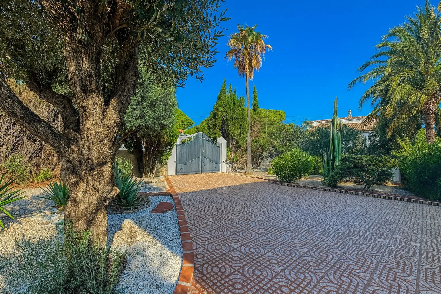 Chalet con pista de tenis y jardín en Les Rotes (Denia)
