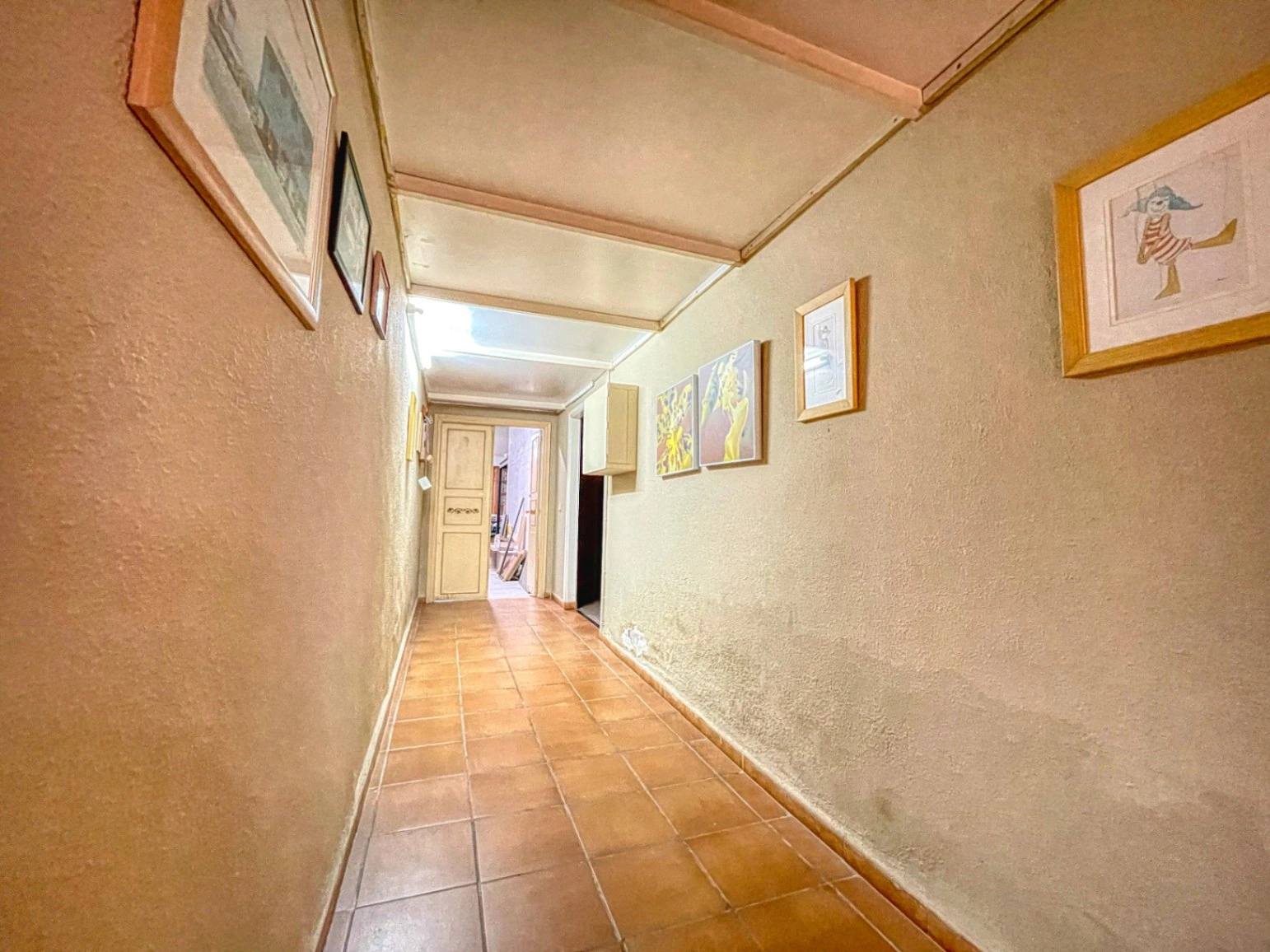Commercial premises for sale of 1244 m² with urban land.