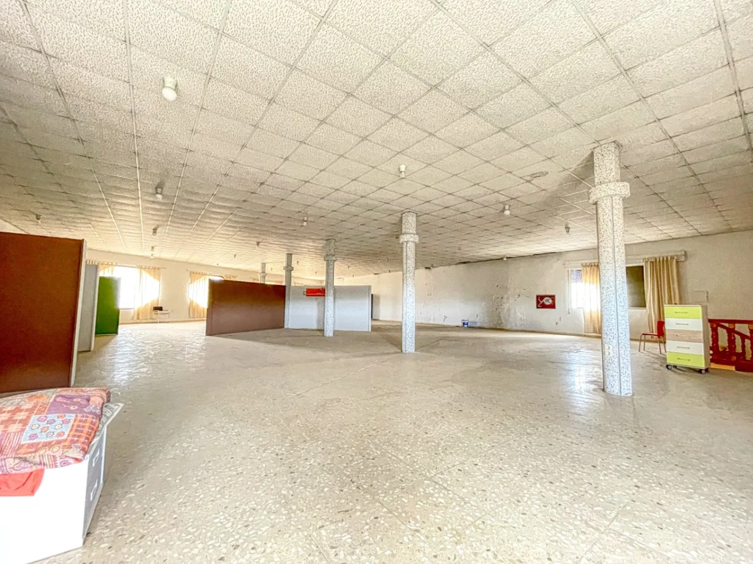 Commercial premises for sale of 1244 m² with urban land.