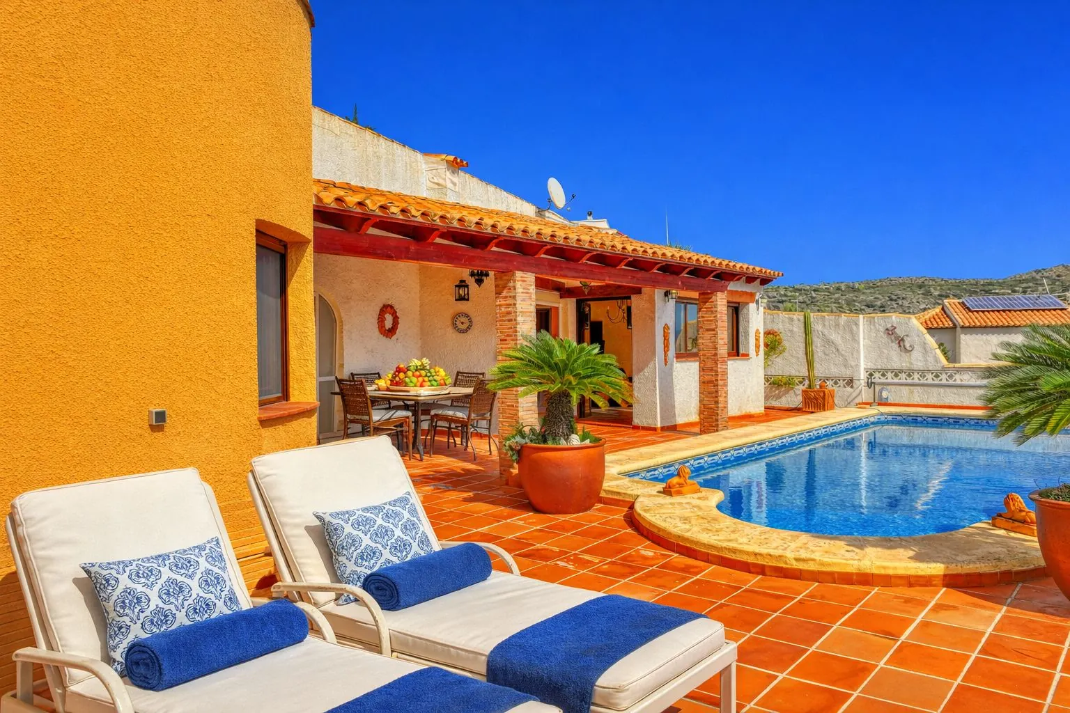 Chalet con piscina y vistas panorámicas en Adsubia (Costa Blanca)
