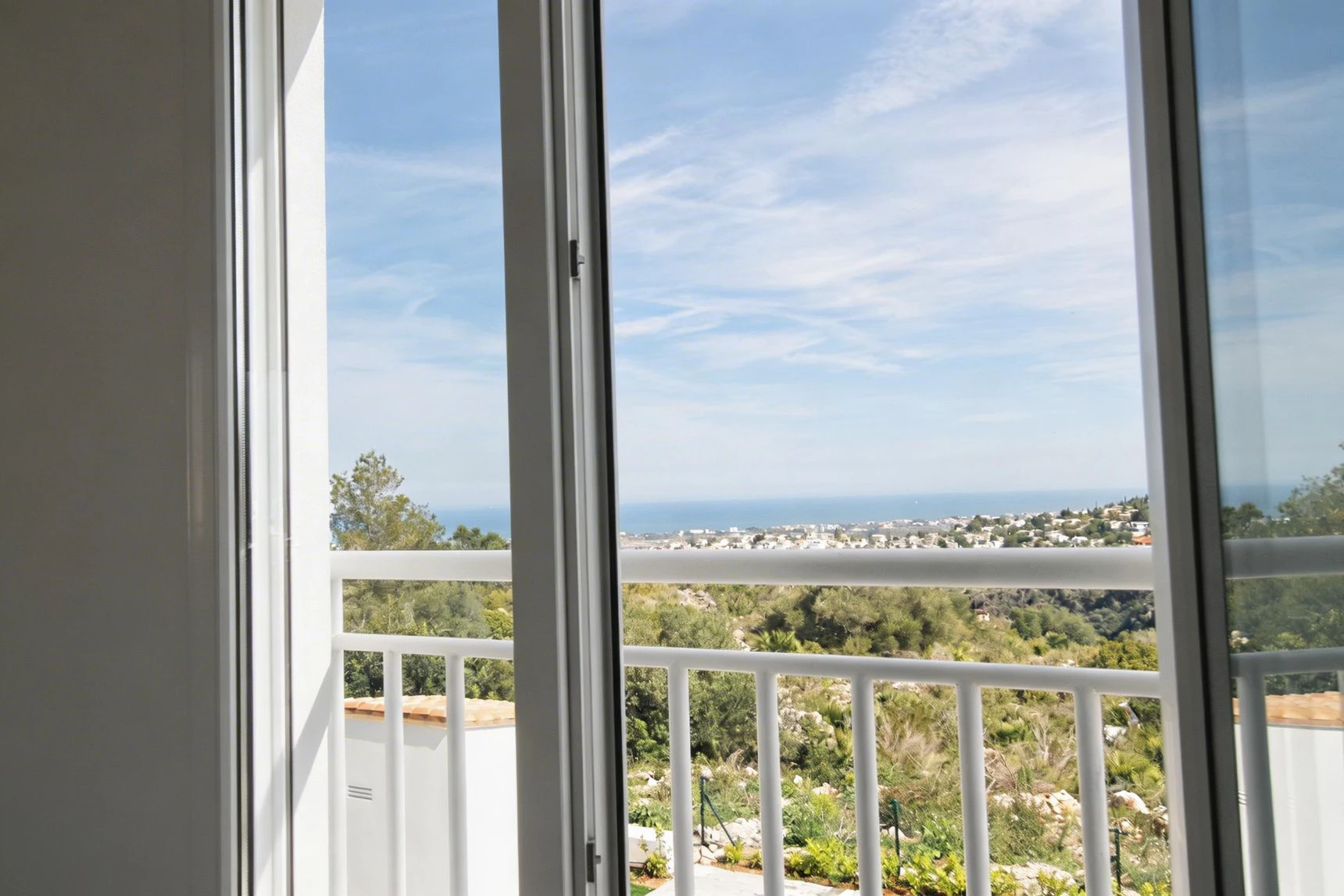 APARTAMENTO CON VISTAS AL MAR Y RENTABILIDAD REAL – TERRAZA, LUZ Y UBICACIÓN