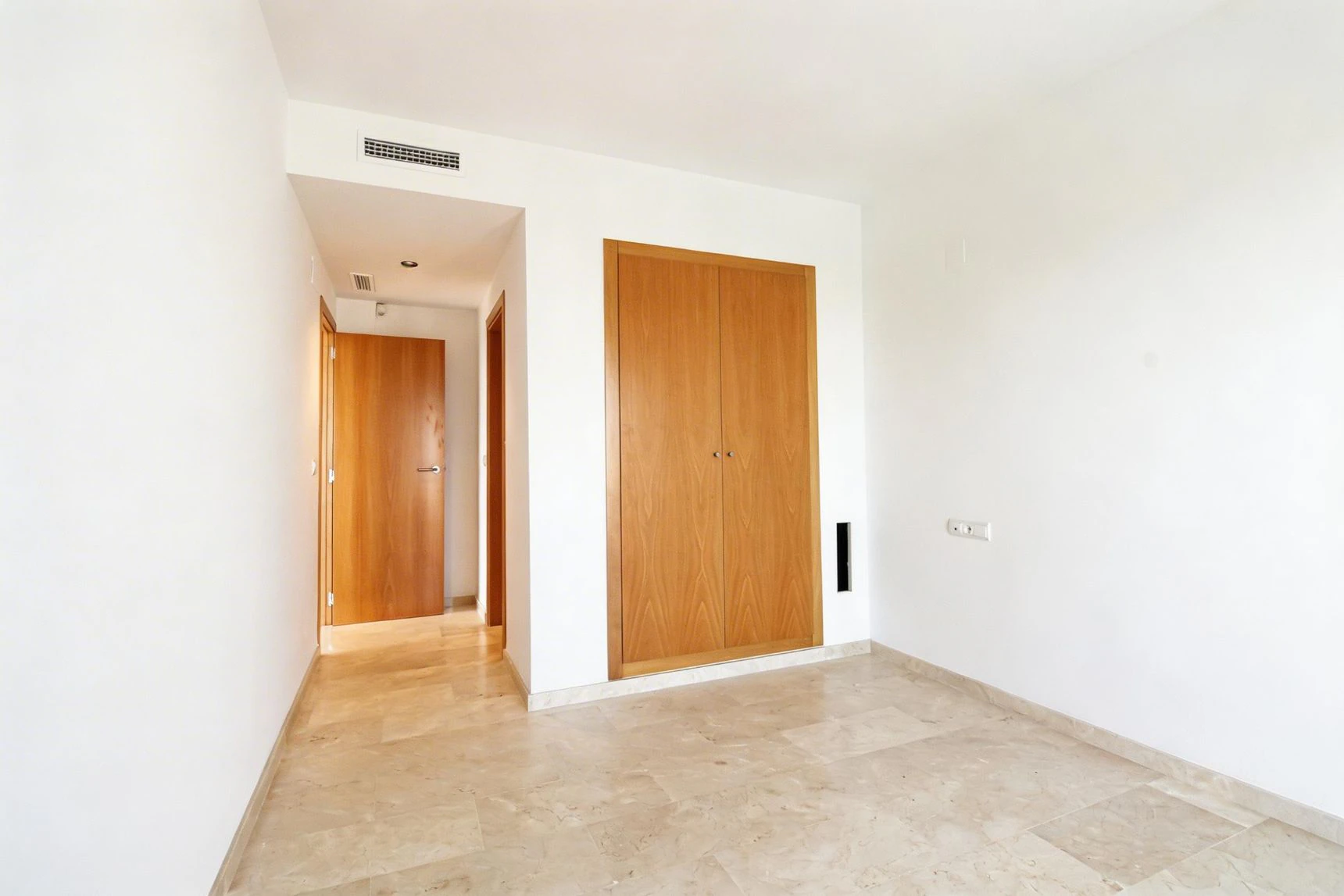 APARTAMENTO CON VISTAS AL MAR Y RENTABILIDAD REAL – TERRAZA, LUZ Y UBICACIÓN