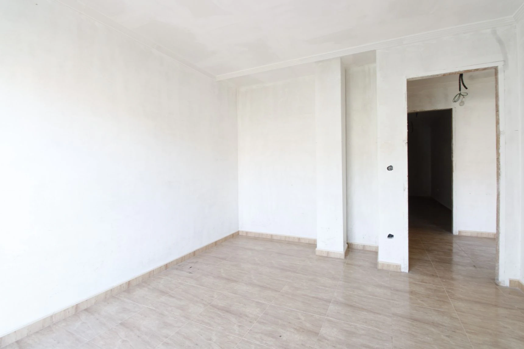 CASA CON GARAJE XXL Y POTENCIAL DE REVALORIZACIÓN EN PEGO – 300 m² REALES