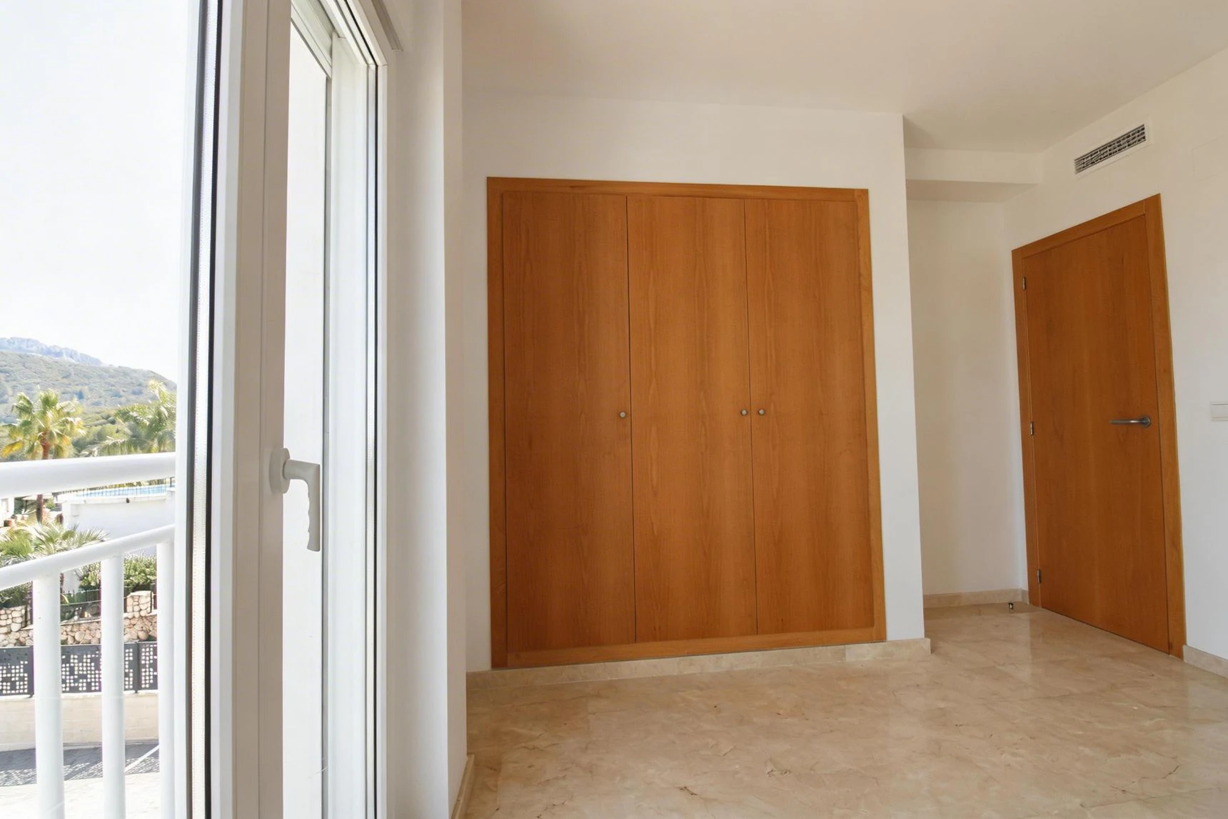 APARTAMENTO CON VISTAS AL MAR Y RENTABILIDAD REAL – TERRAZA, LUZ Y UBICACIÓN