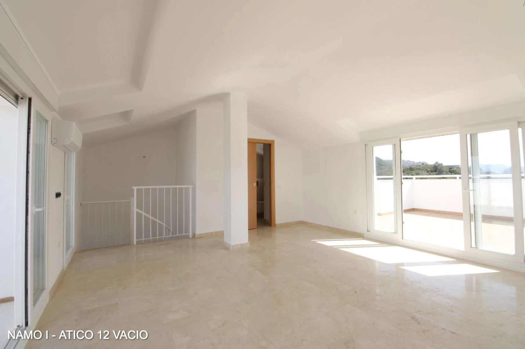 ÁTICO DÚPLEX CON TERRAZAS Y VISTAS 360º AL MAR – INVERSIÓN Y CALIDAD DE VIDA