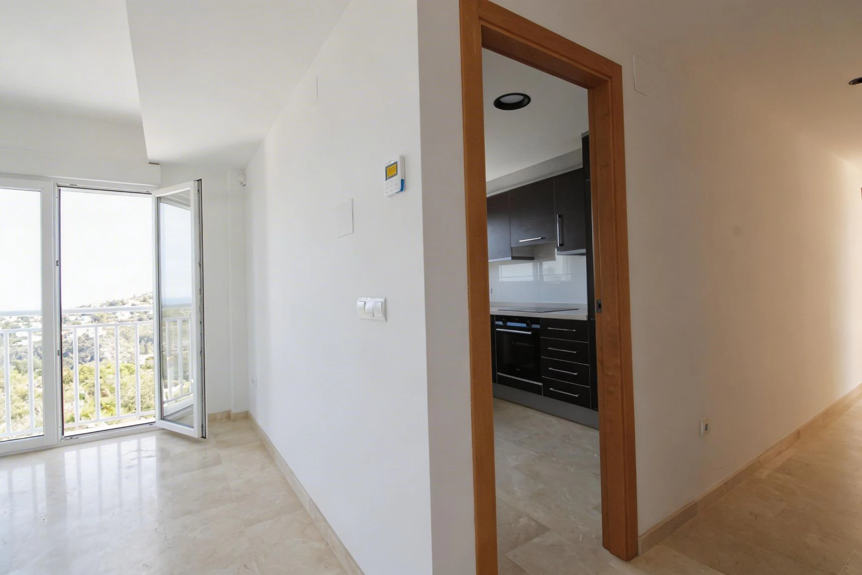 APARTAMENTO CON VISTAS AL MAR Y RENTABILIDAD REAL – TERRAZA, LUZ Y UBICACIÓN