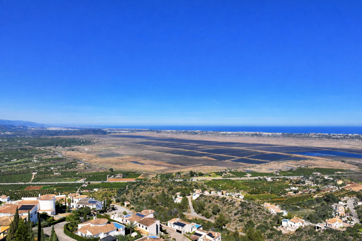 Ático con gran terraza y vistas panorámicas al mar en Monte Pego
