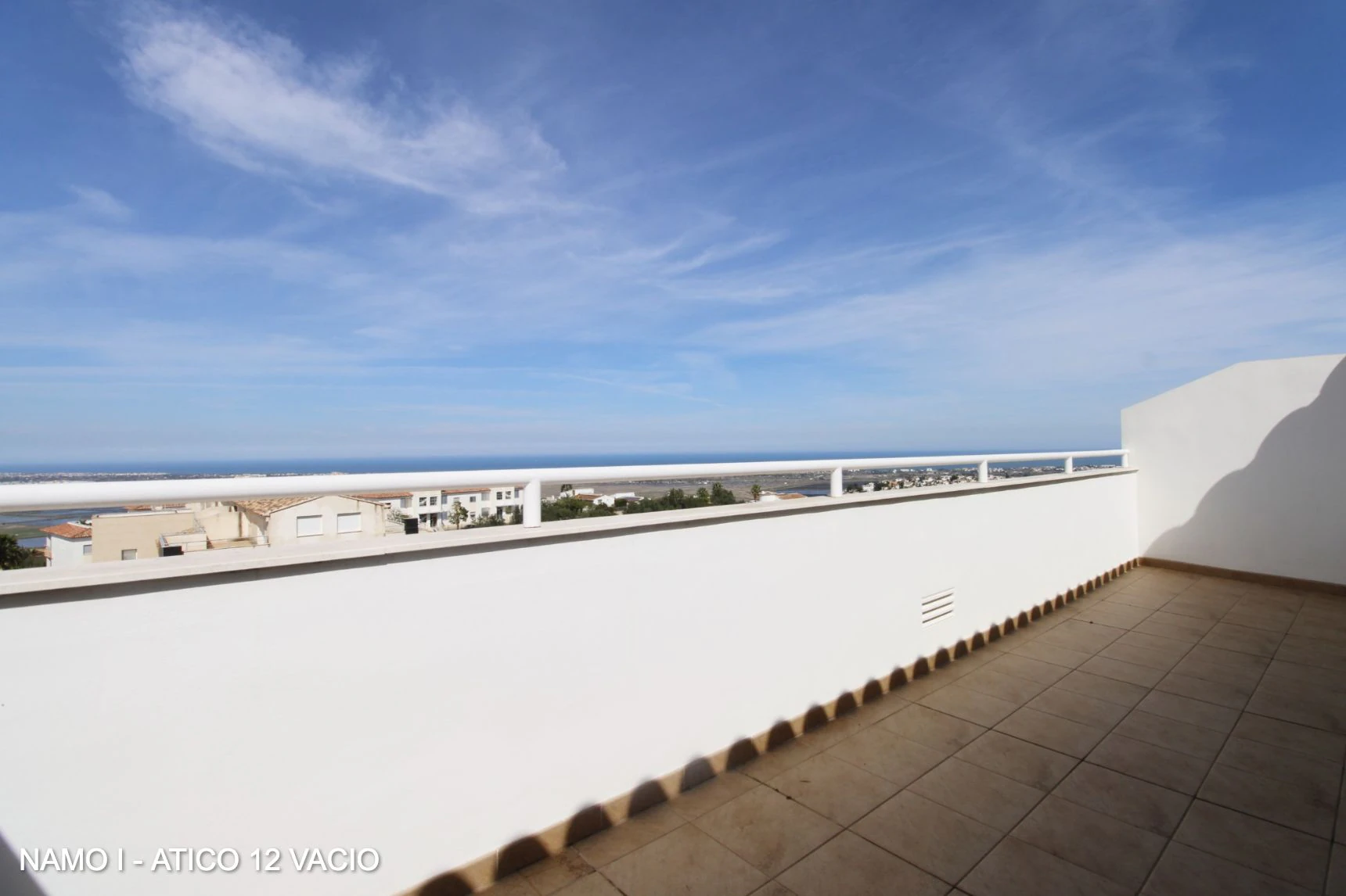 ÁTICO DÚPLEX CON TERRAZAS Y VISTAS 360º AL MAR – INVERSIÓN Y CALIDAD DE VIDA
