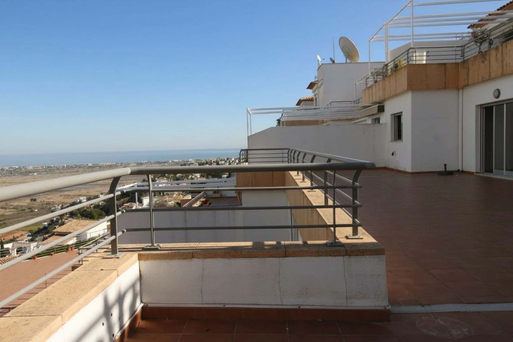 Ático con gran terraza y vistas panorámicas al mar en Monte Pego
