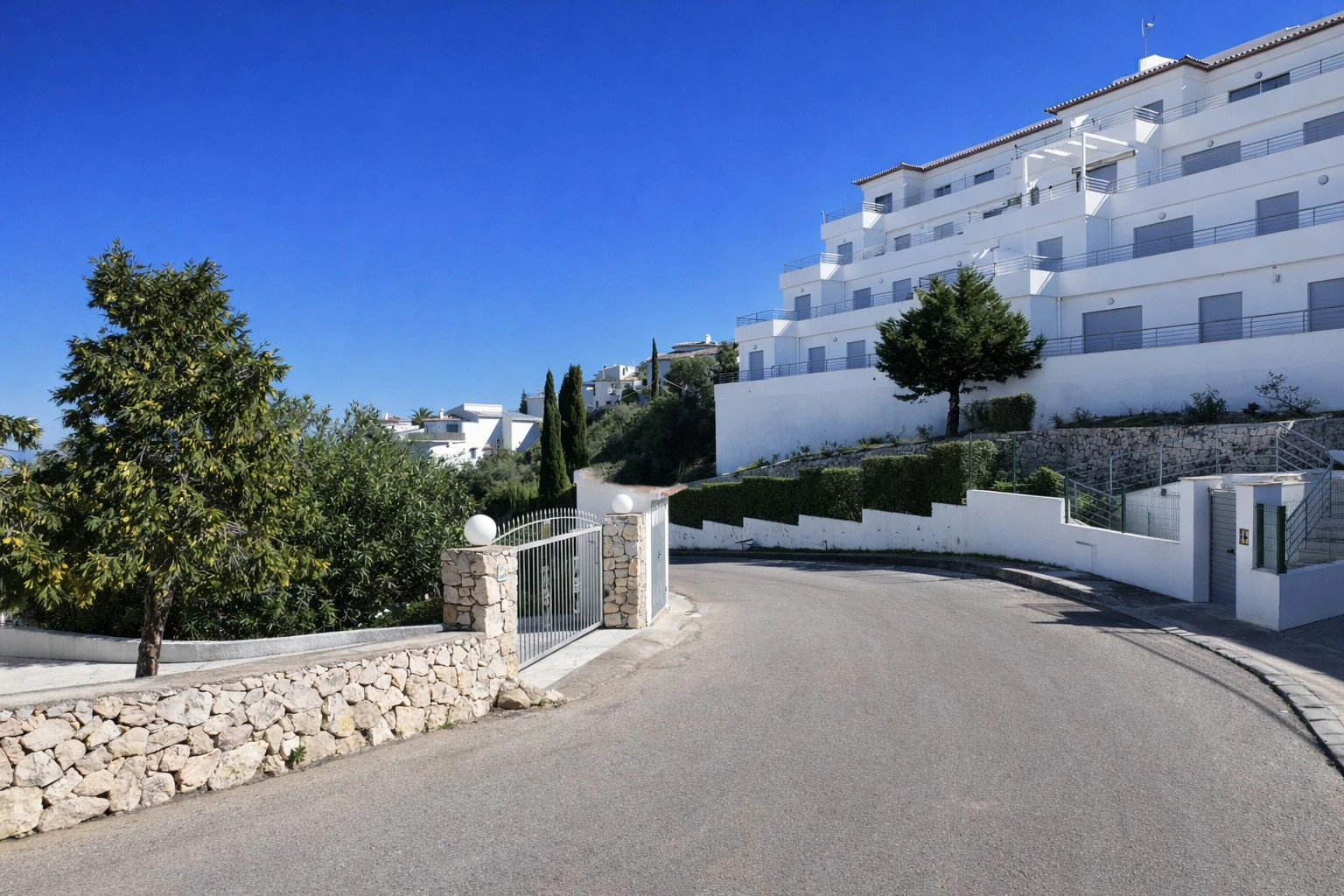 Ático con gran terraza y vistas panorámicas al mar en Monte Pego