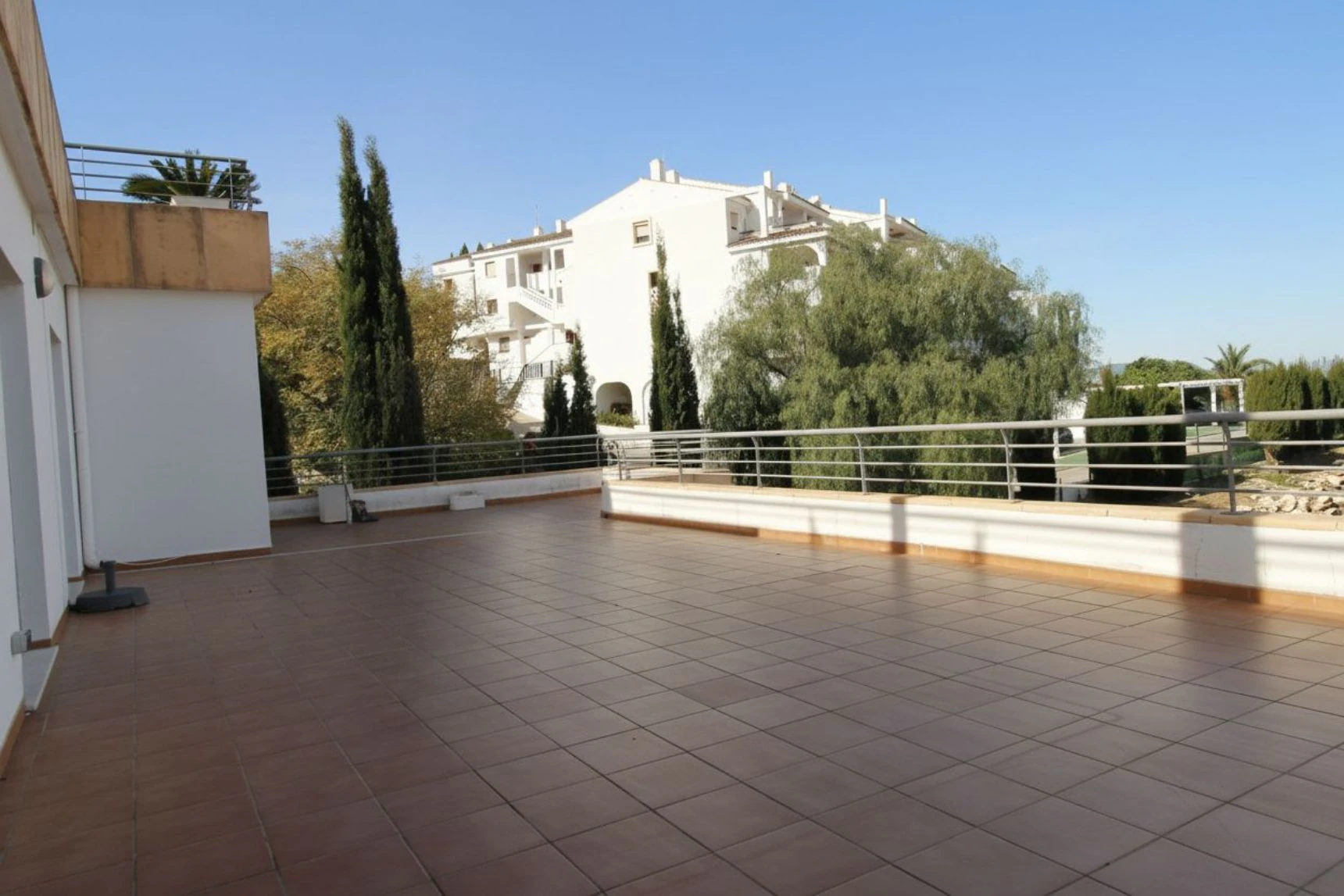 Ático con gran terraza y vistas panorámicas al mar en Monte Pego