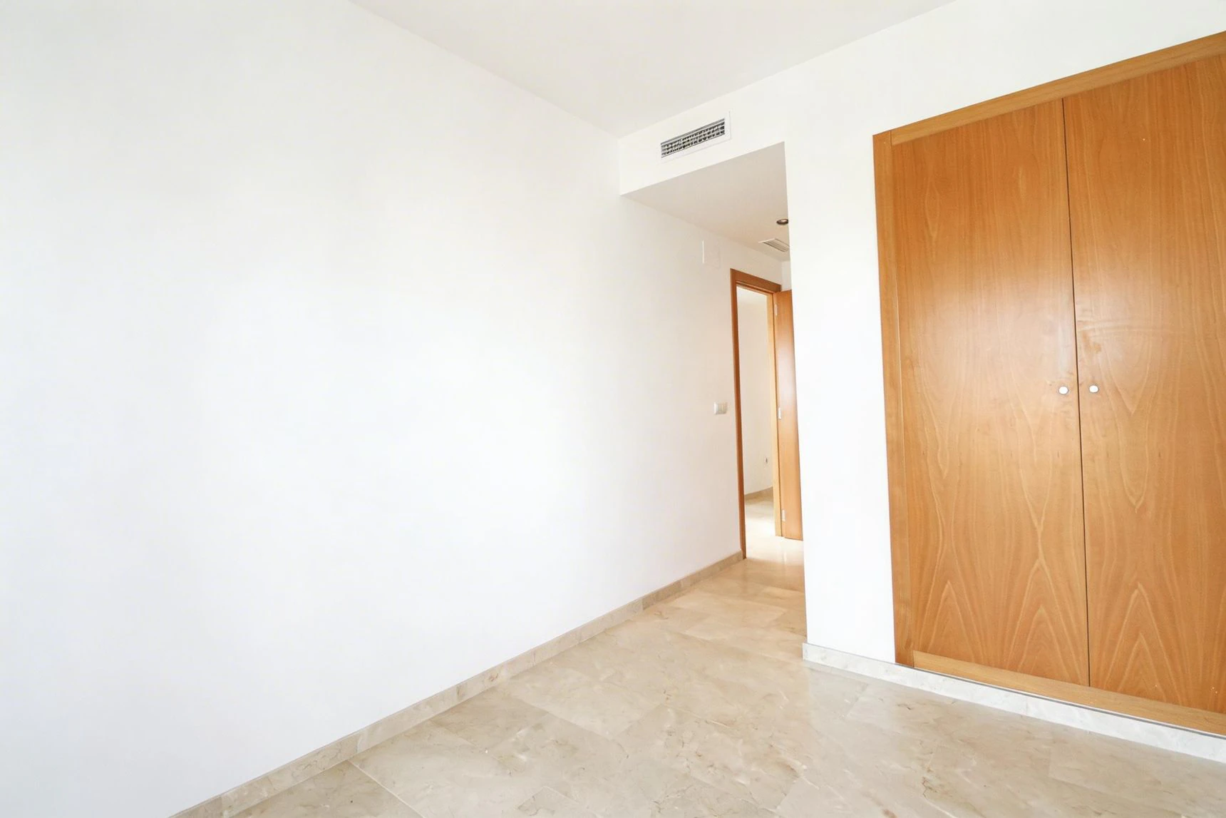 APARTAMENTO CON VISTAS AL MAR Y RENTABILIDAD REAL – TERRAZA, LUZ Y UBICACIÓN