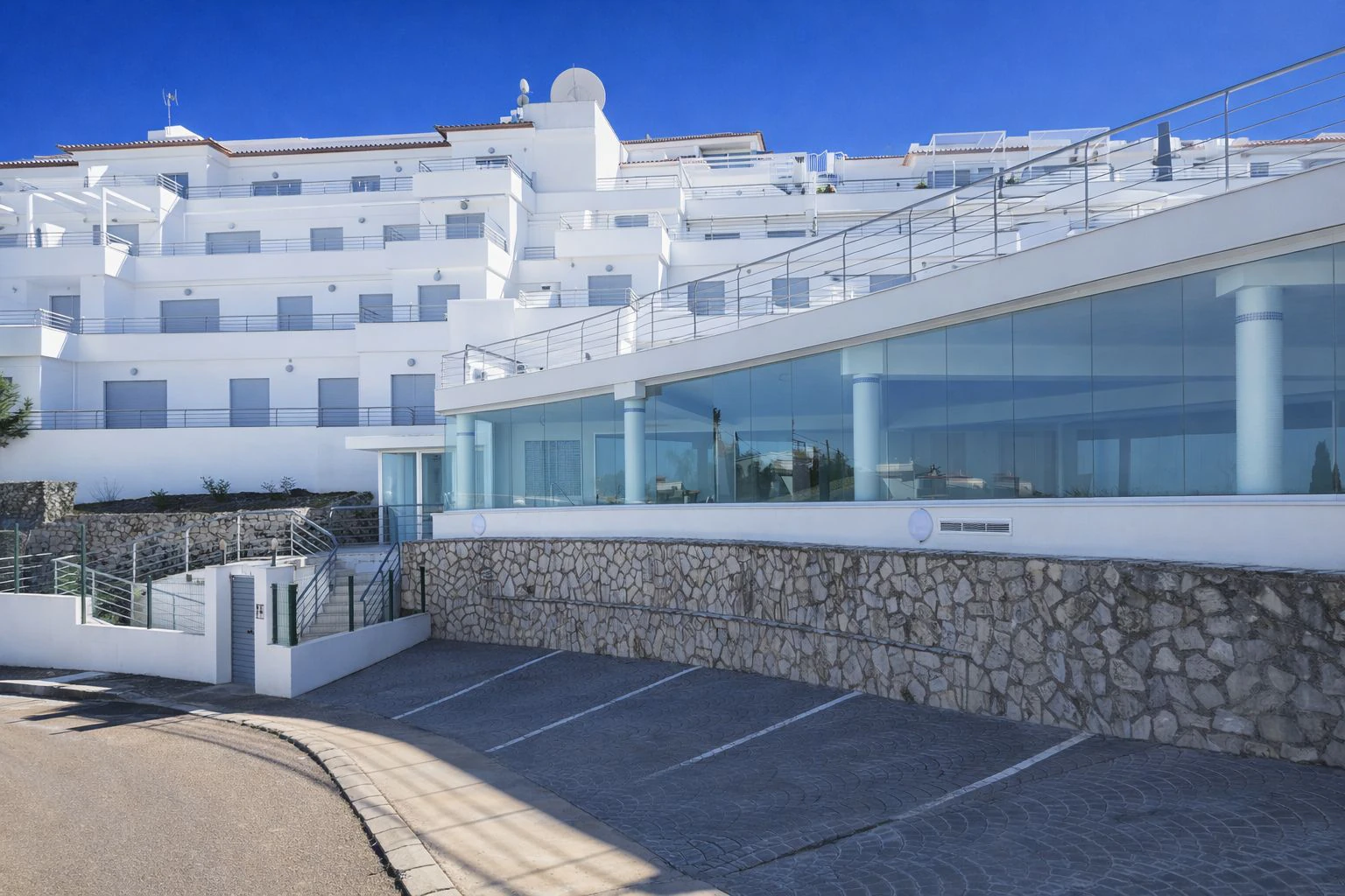 Ático con gran terraza y vistas panorámicas al mar en Monte Pego