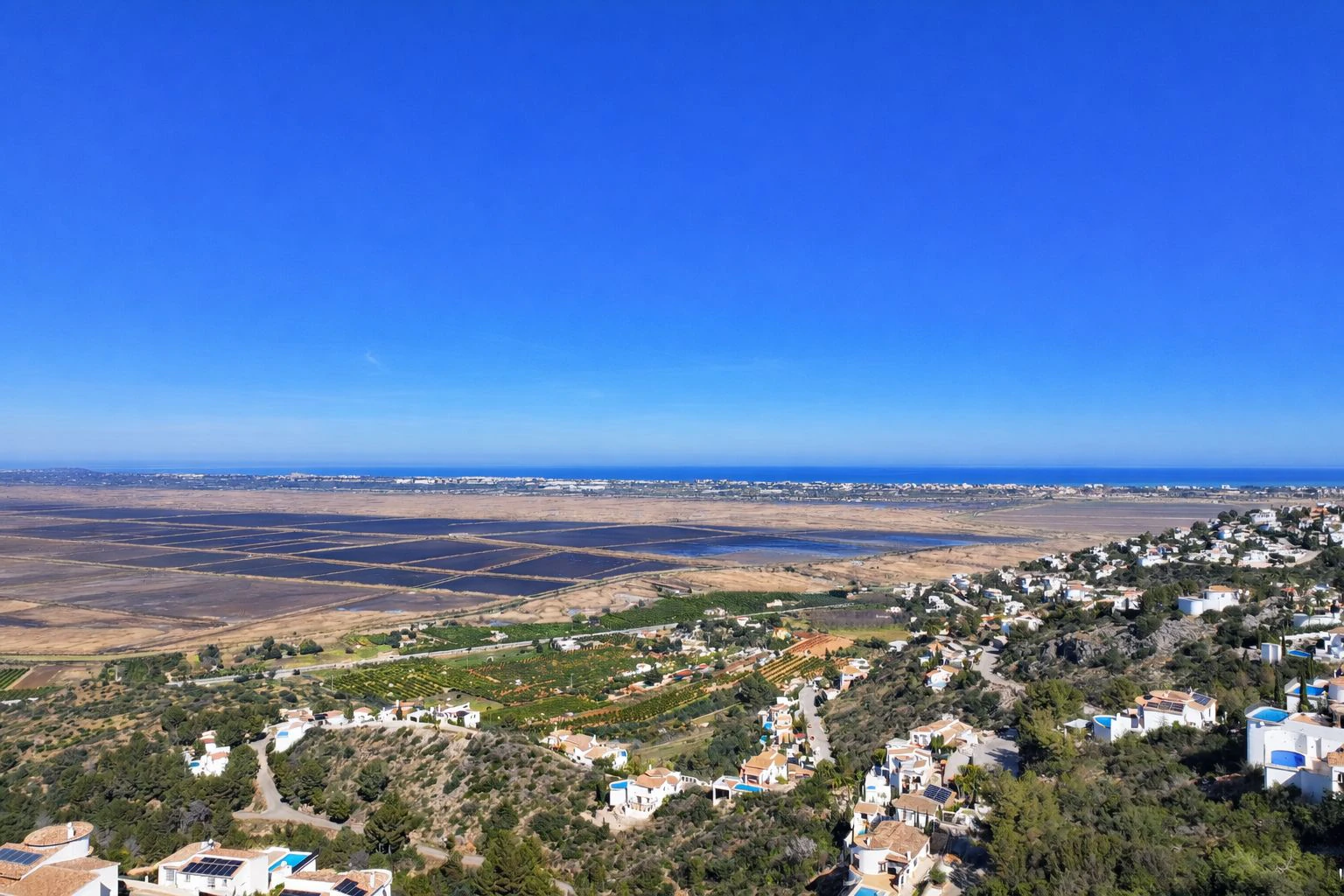 Ático con gran terraza y vistas panorámicas al mar en Monte Pego