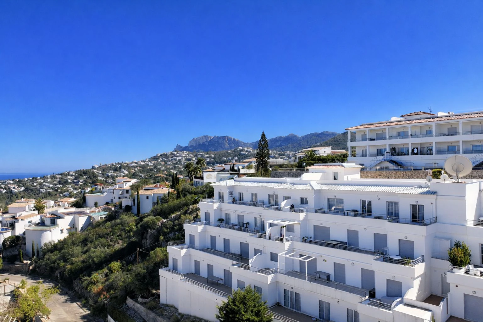 Ático con gran terraza y vistas panorámicas al mar en Monte Pego