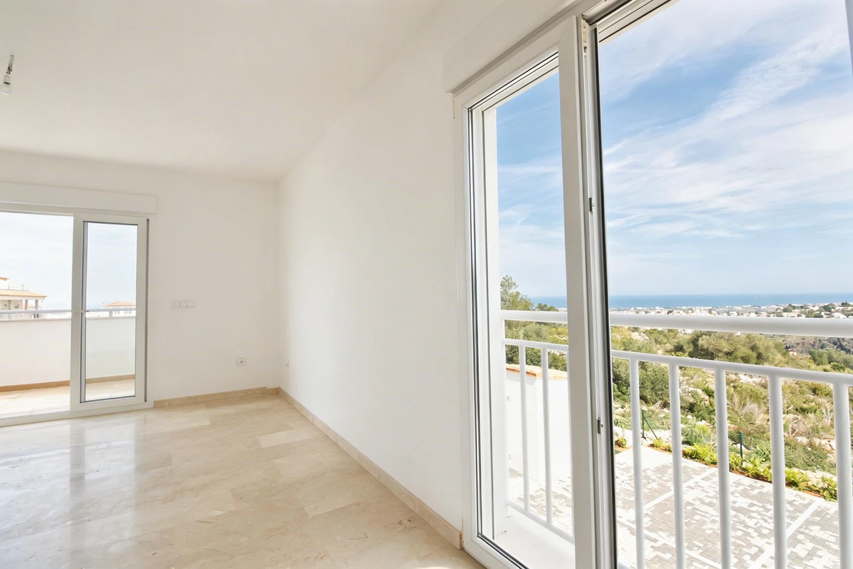 APARTAMENTO CON VISTAS AL MAR Y RENTABILIDAD REAL – TERRAZA, LUZ Y UBICACIÓN