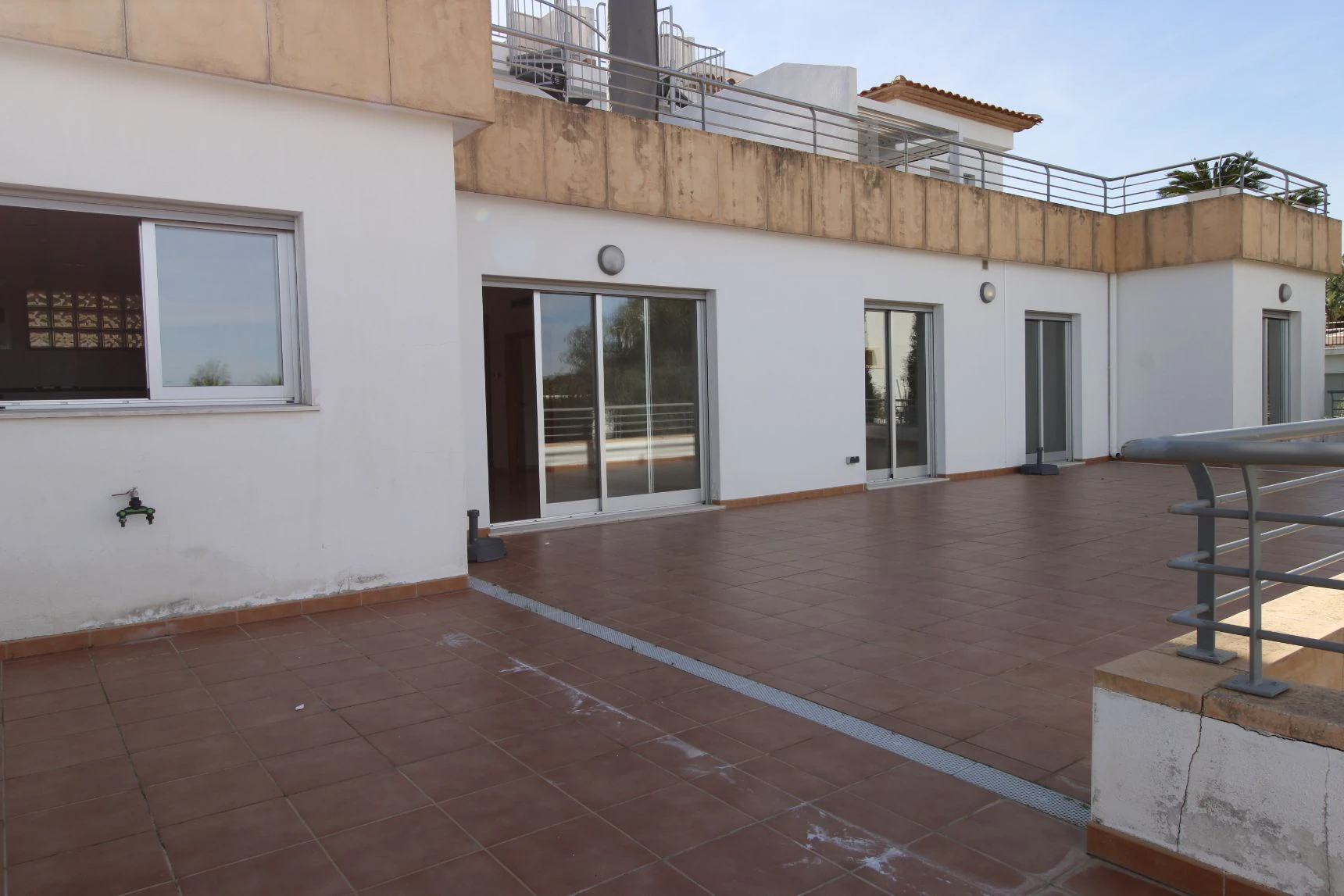 Ático con gran terraza y vistas panorámicas al mar en Monte Pego