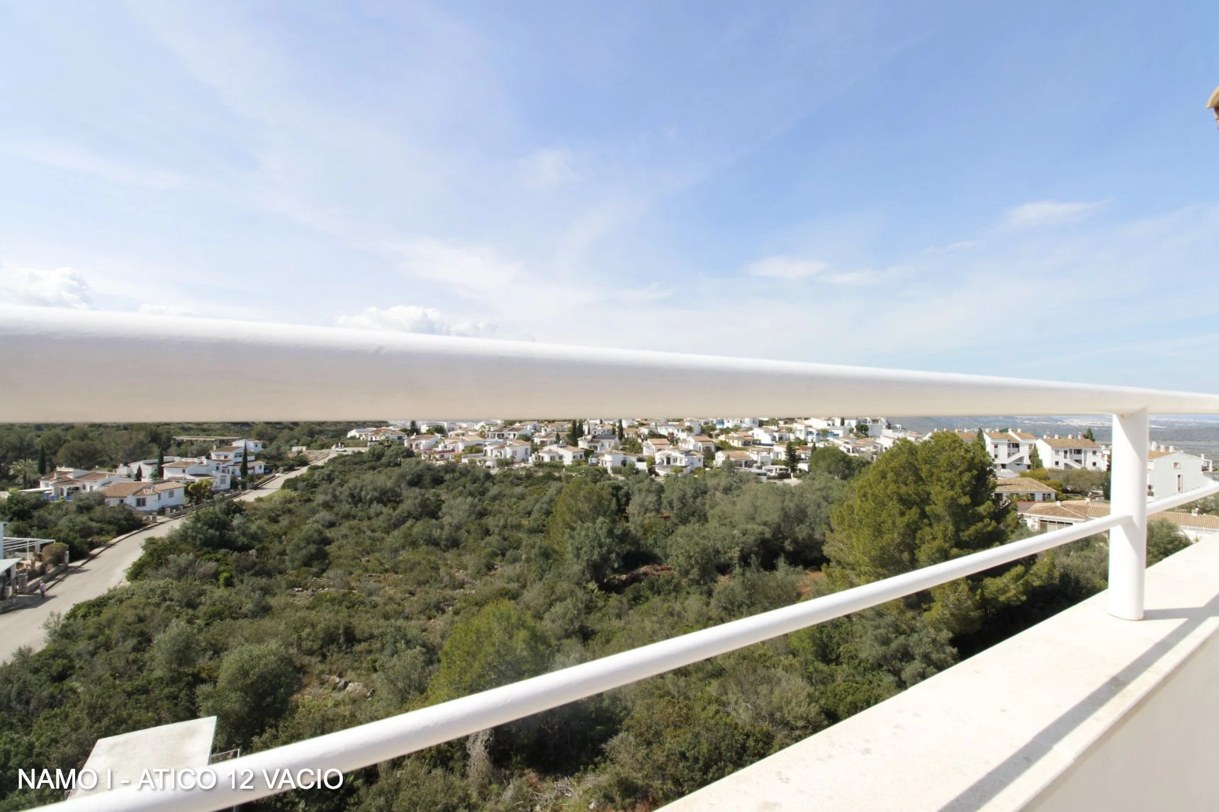 ÁTICO DÚPLEX CON TERRAZAS Y VISTAS 360º AL MAR – INVERSIÓN Y CALIDAD DE VIDA