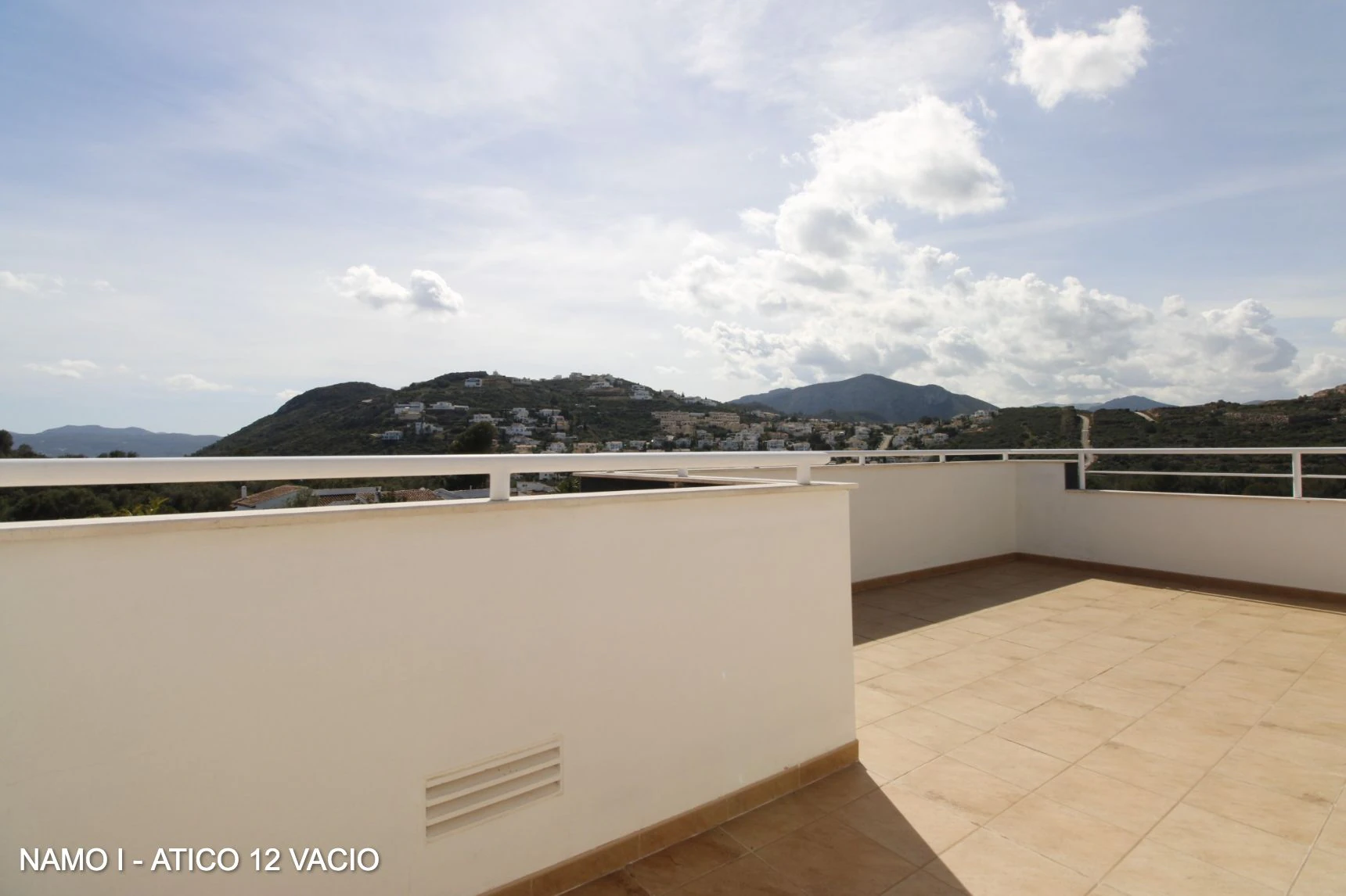 ÁTICO DÚPLEX CON TERRAZAS Y VISTAS 360º AL MAR – INVERSIÓN Y CALIDAD DE VIDA