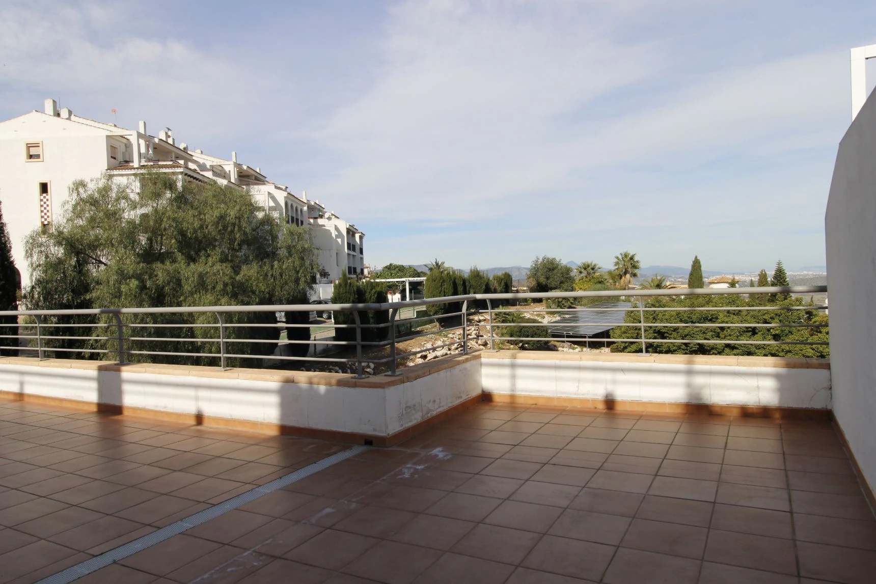 Ático con gran terraza y vistas panorámicas al mar en Monte Pego