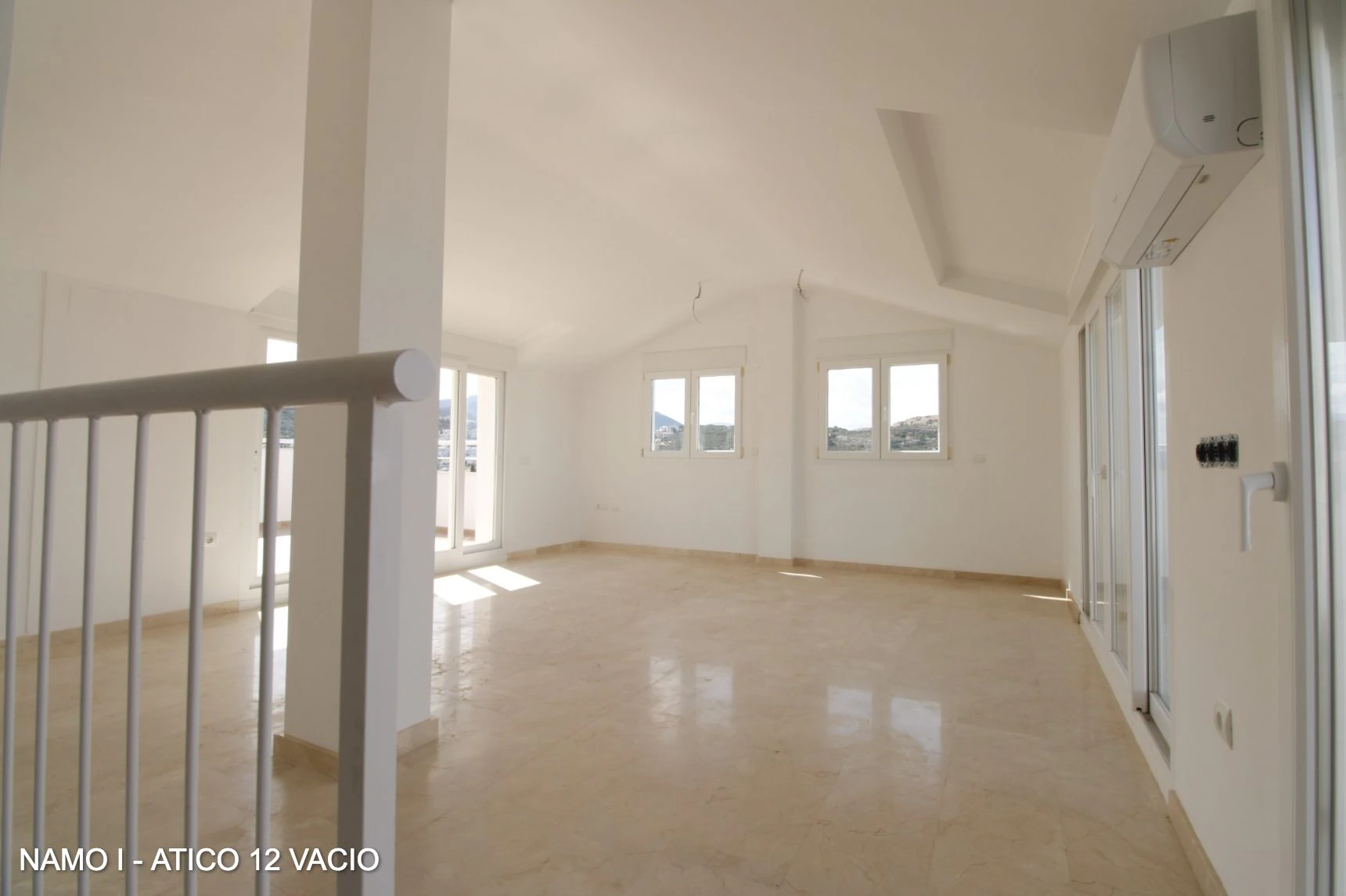 ÁTICO DÚPLEX CON TERRAZAS Y VISTAS 360º AL MAR – INVERSIÓN Y CALIDAD DE VIDA