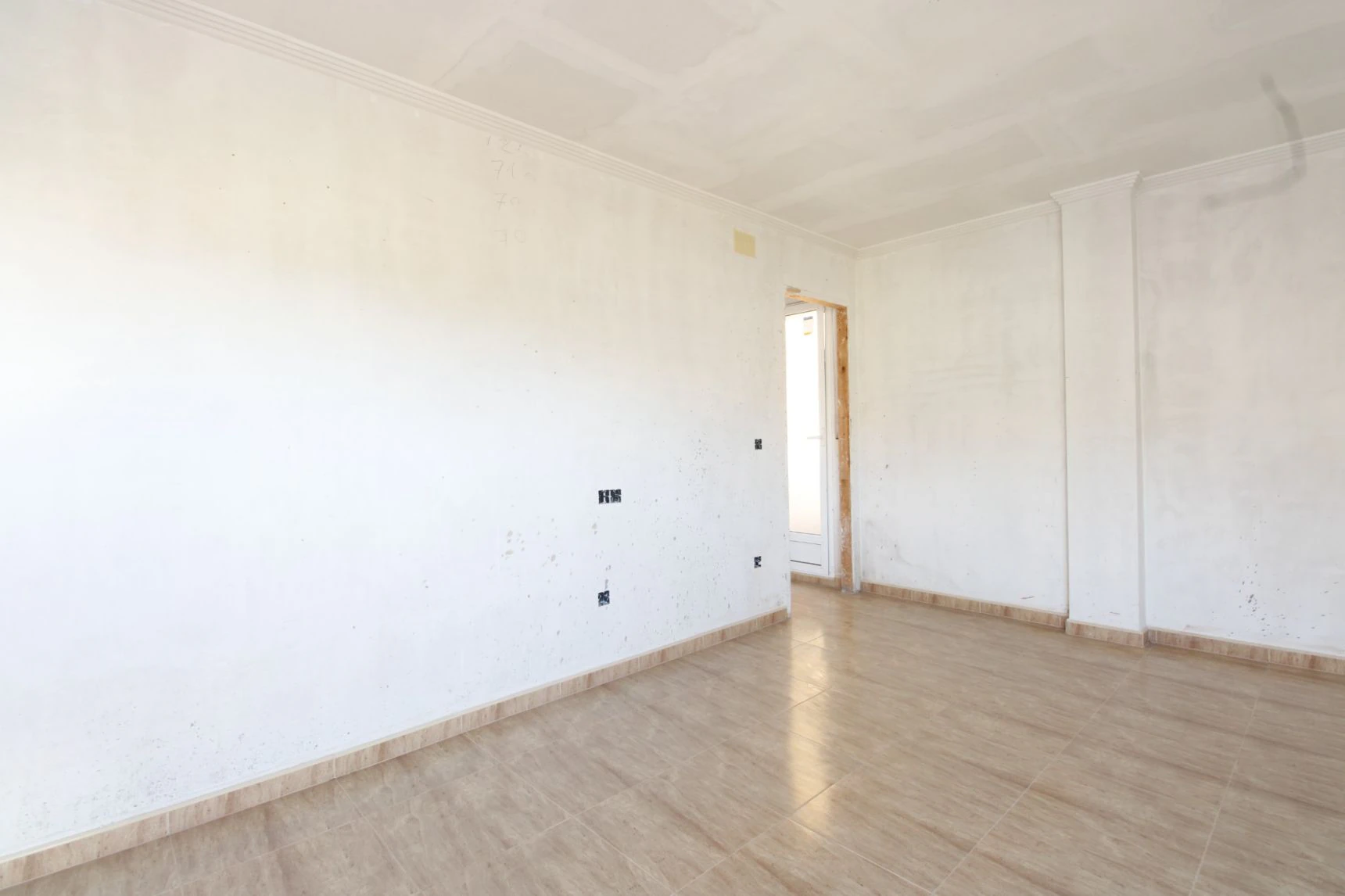 CASA CON GARAJE XXL Y POTENCIAL DE REVALORIZACIÓN EN PEGO – 300 m² REALES