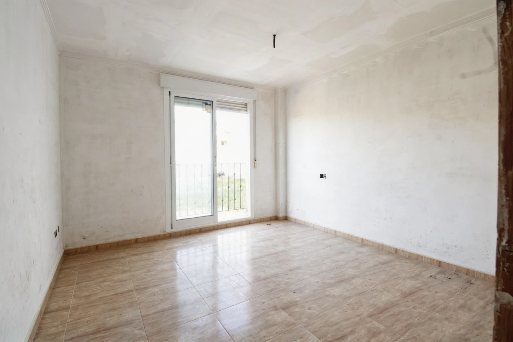 CASA CON GARAJE XXL Y POTENCIAL DE REVALORIZACIÓN EN PEGO – 300 m² REALES