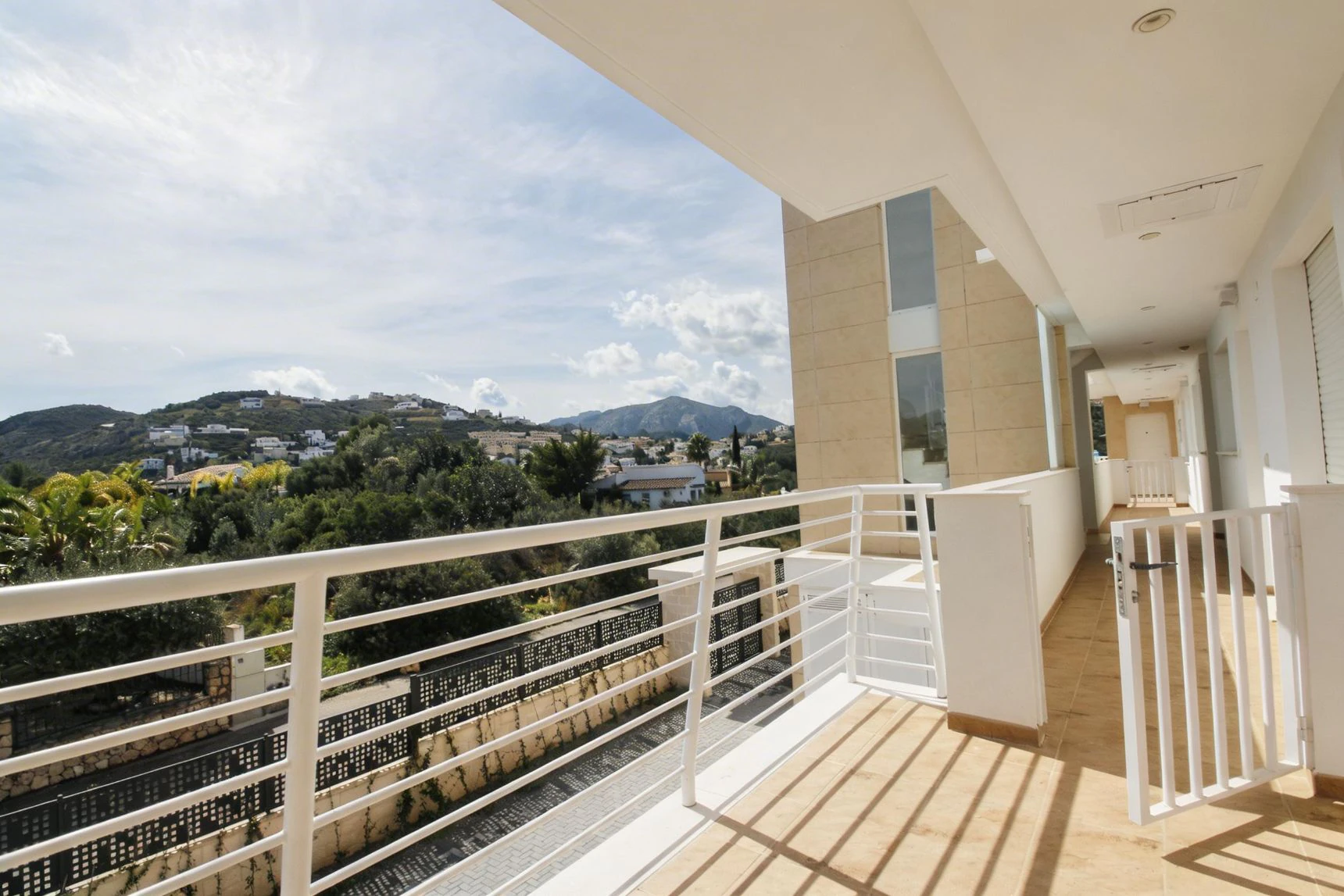 APARTAMENTO CON VISTAS AL MAR Y RENTABILIDAD REAL – TERRAZA, LUZ Y UBICACIÓN