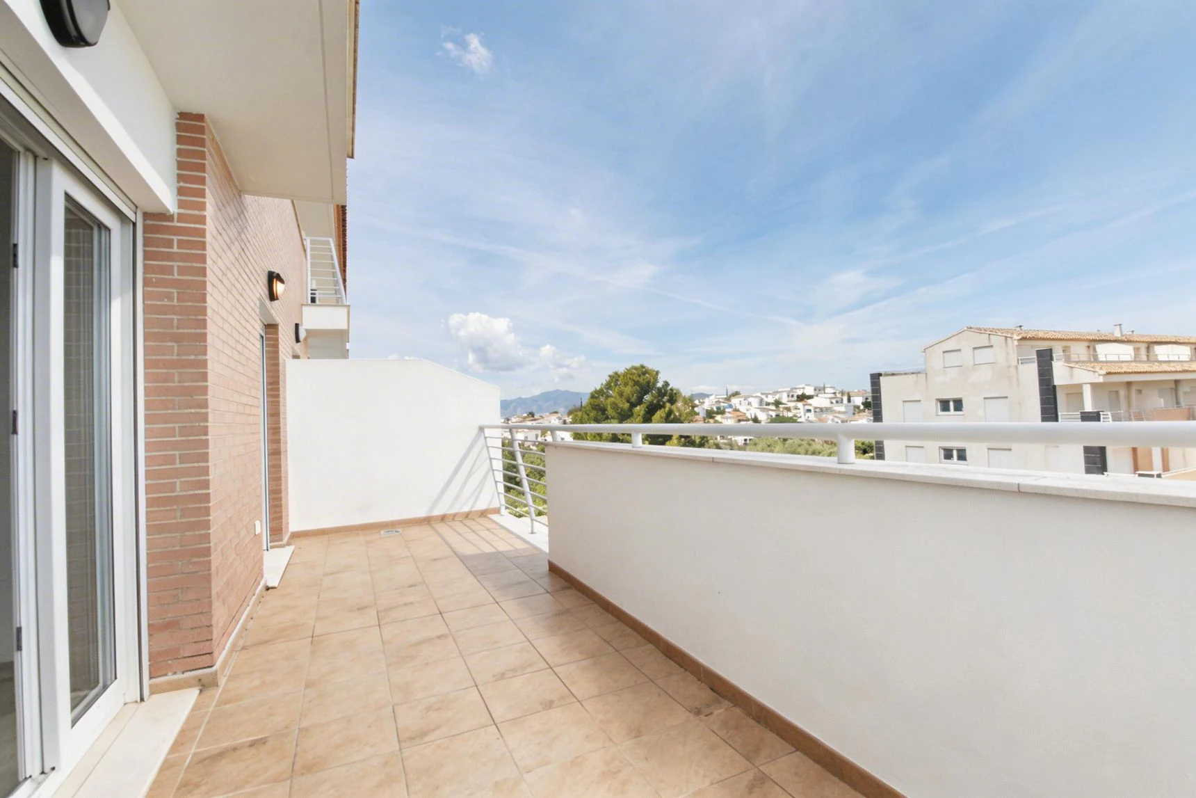 APARTAMENTO CON VISTAS AL MAR Y RENTABILIDAD REAL – TERRAZA, LUZ Y UBICACIÓN