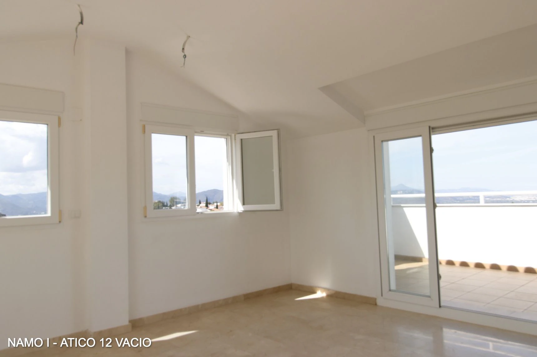 ÁTICO DÚPLEX CON TERRAZAS Y VISTAS 360º AL MAR – INVERSIÓN Y CALIDAD DE VIDA