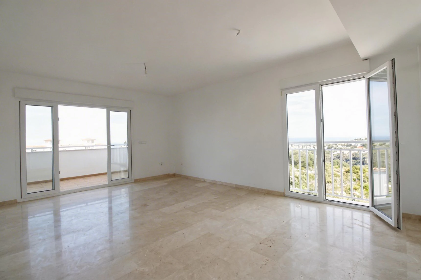 APARTAMENTO CON VISTAS AL MAR Y RENTABILIDAD REAL – TERRAZA, LUZ Y UBICACIÓN