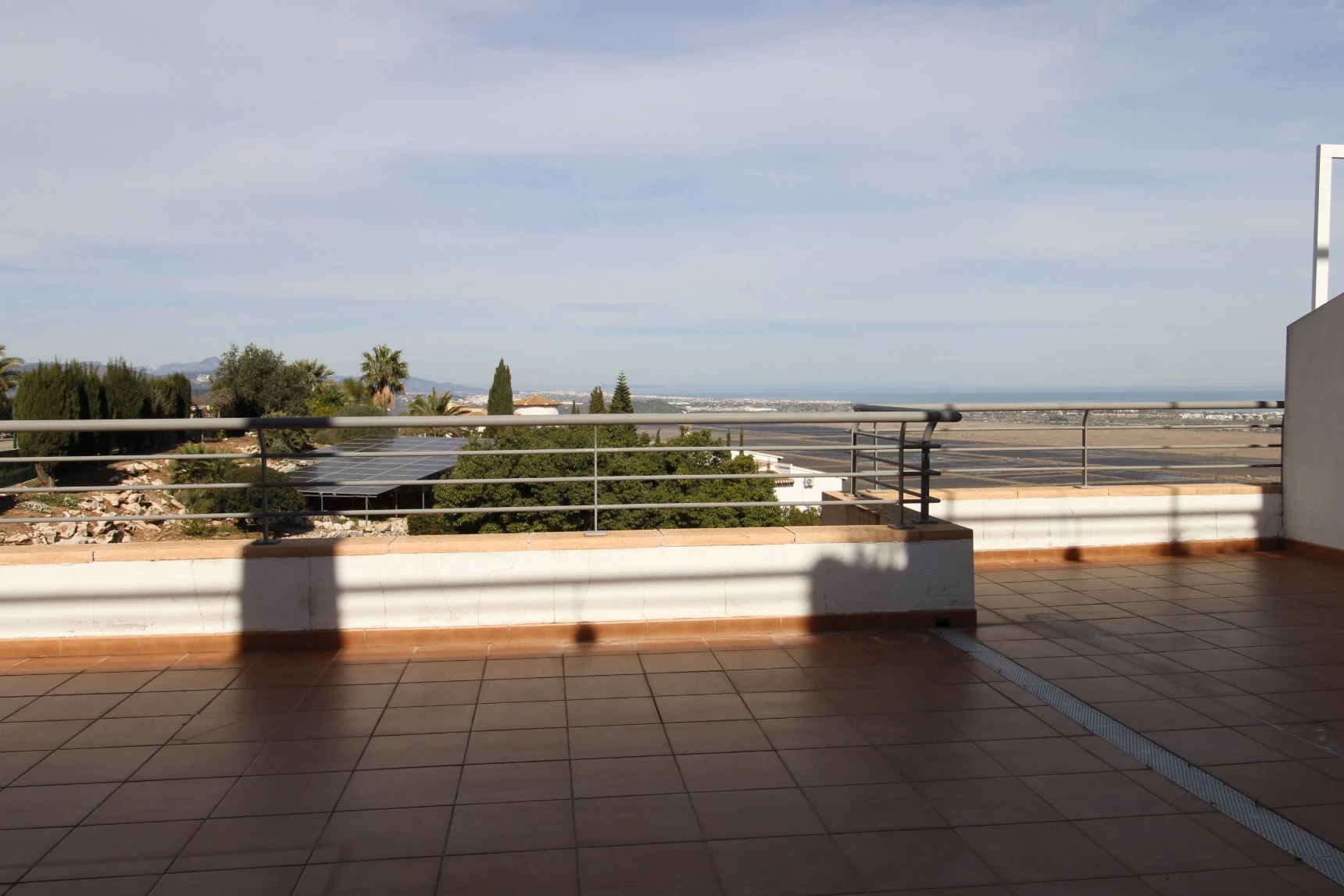 Ático con gran terraza y vistas panorámicas al mar en Monte Pego