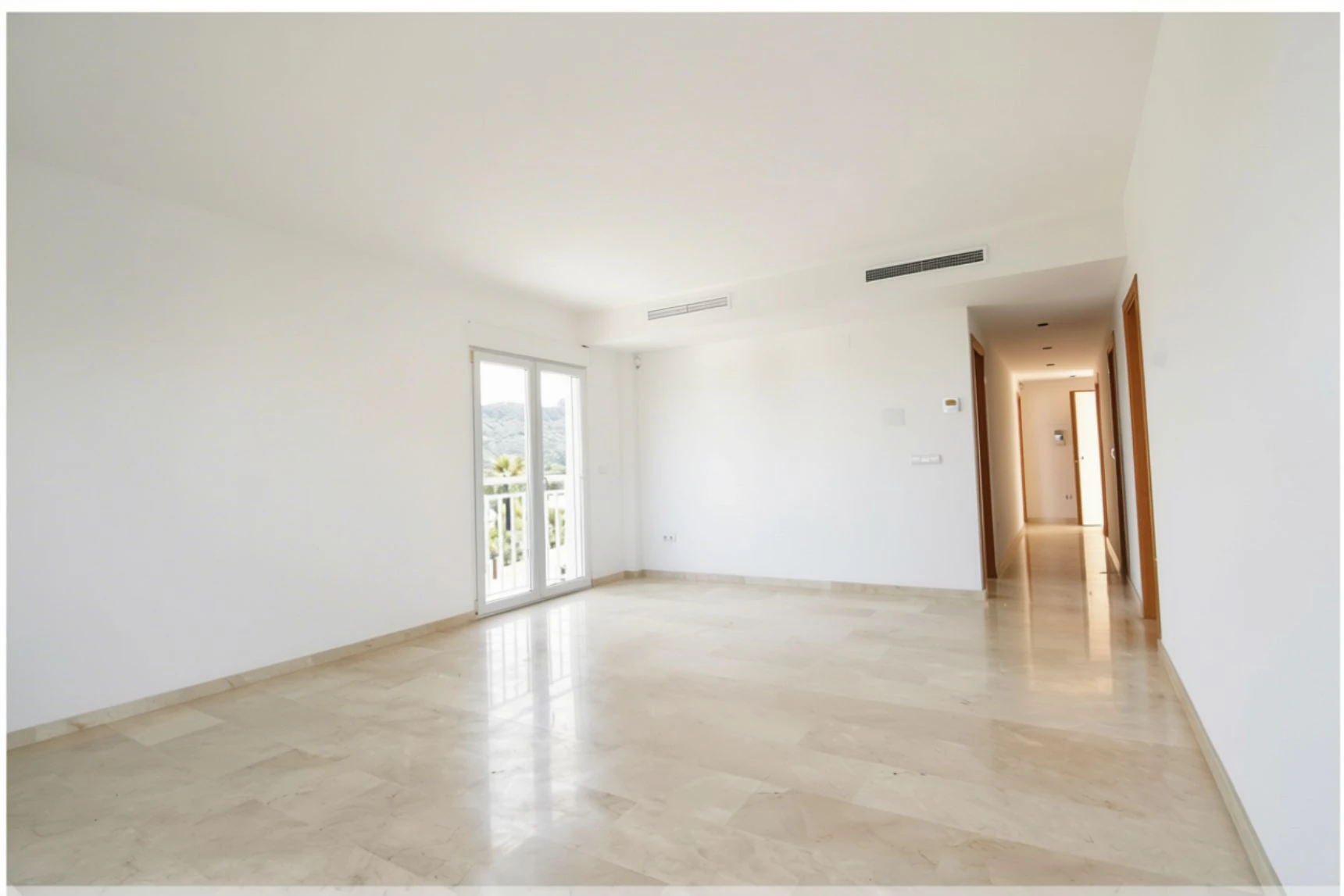 APARTAMENTO CON VISTAS AL MAR Y RENTABILIDAD REAL – TERRAZA, LUZ Y UBICACIÓN